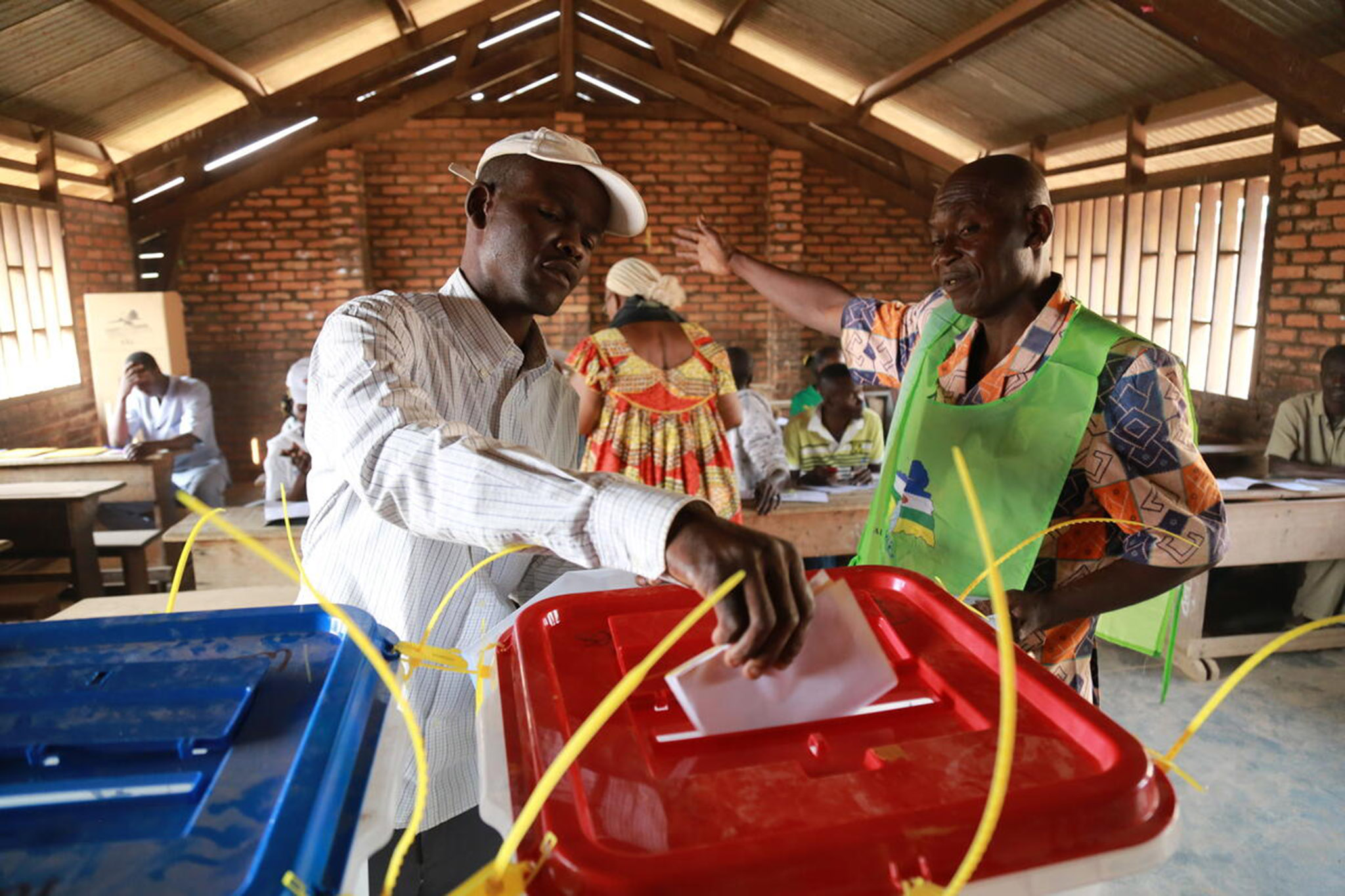 A voter casting his ballot at a polling station in Bangui, Central African Republic, Dec. 30, 2015.  (U.N. Photo/Nektarios Markogiannis)