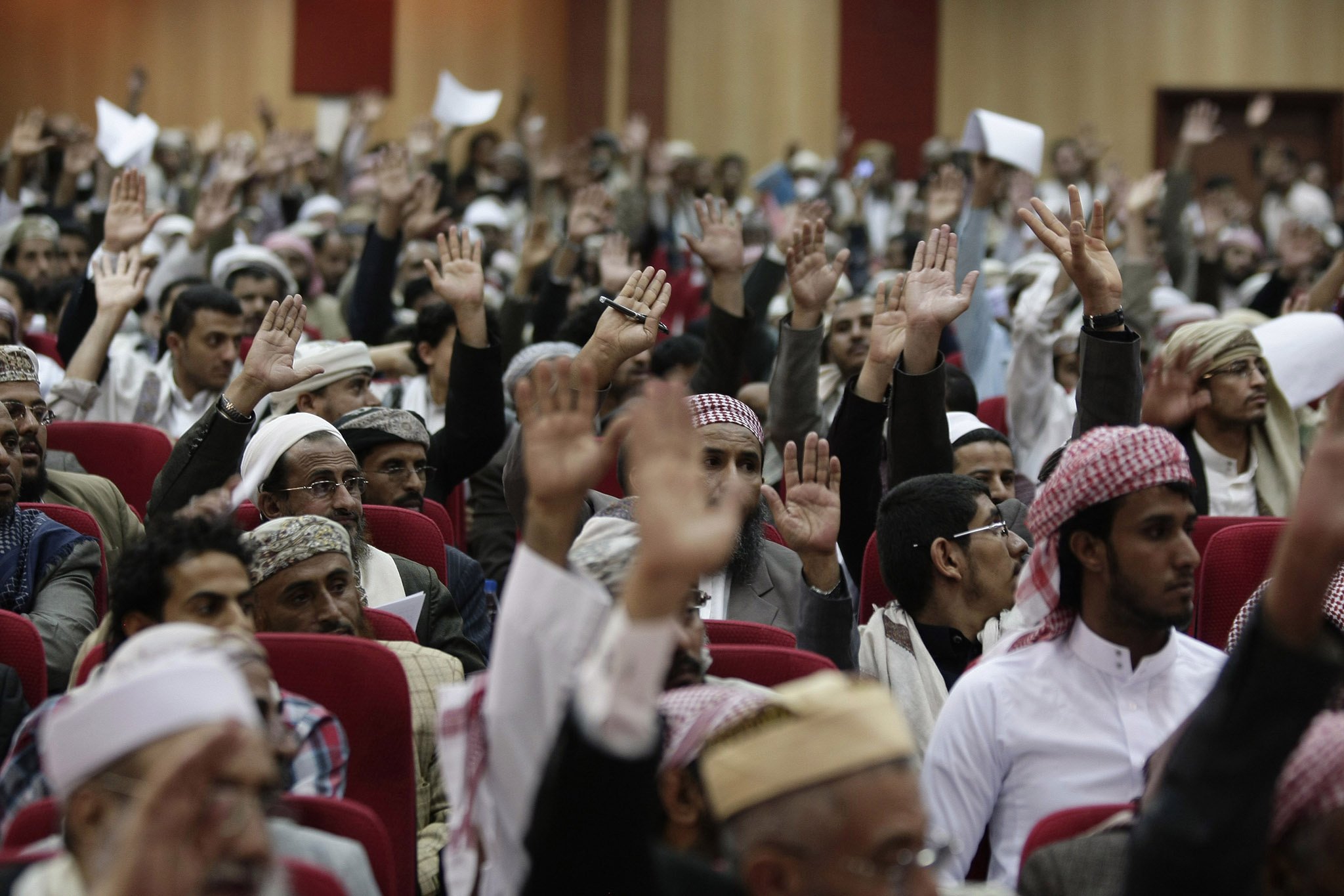 Des leaders religieux votent lors d’une conférence de presse tenue à Sanaa, au Yémen, le 26 septembre 2013, en réponse aux questions soulevées dans le cadre du dialogue national du Yémen. (Photo : Hani Mohammed/AP)
