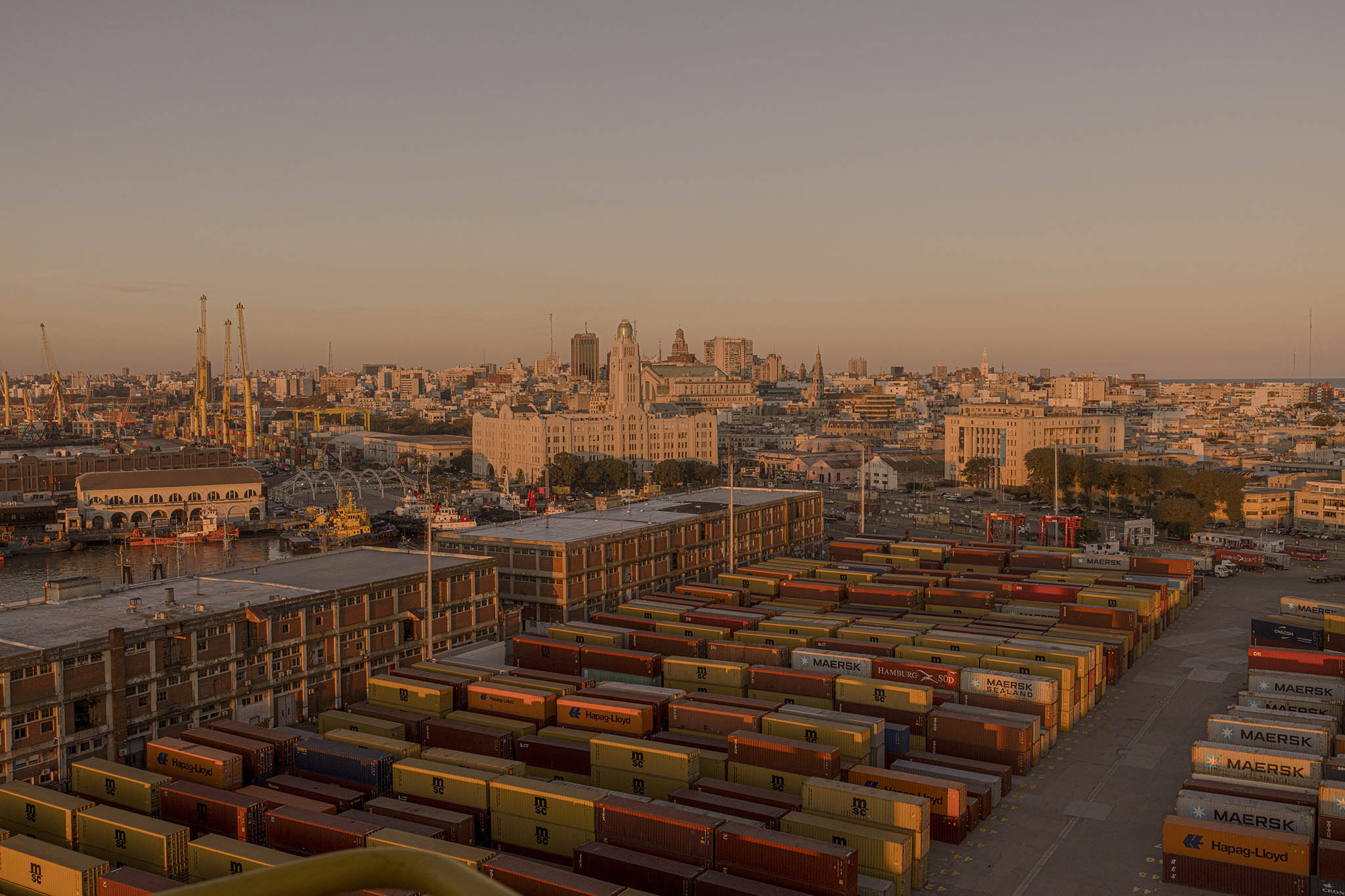 El puerto de contenedores y la ciudad de Montevideo, Uruguay, el 15 de junio de 2023. Uruguay ha buscado recientemente un acuerdo comercial con China. (Sarah Pabst/The New York Times)