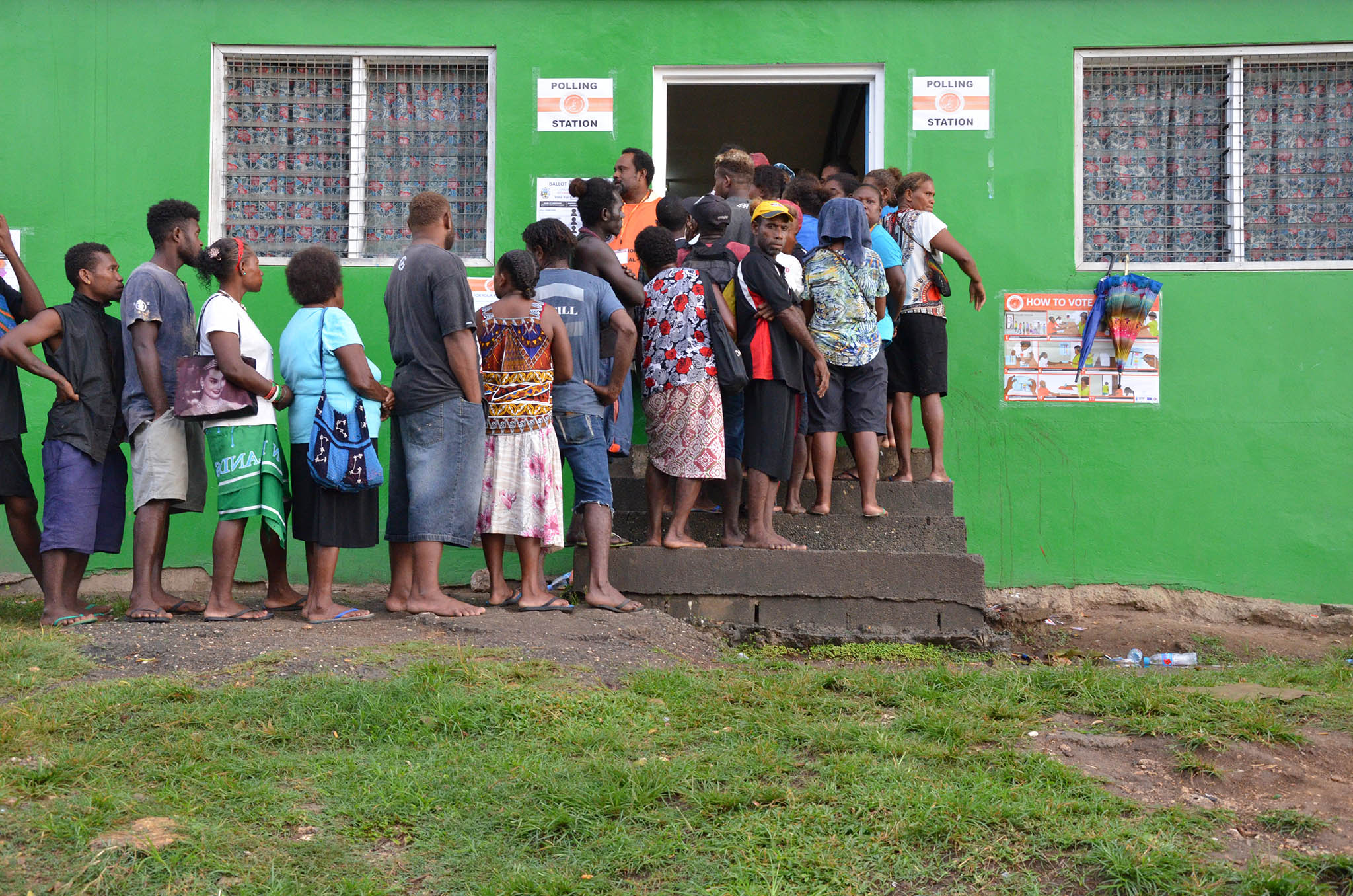 Voters in Solomon Islands wait outside a polling location during the 2019 elections. April 2, 2019. (Commonwealth Secretariat/Flickr)