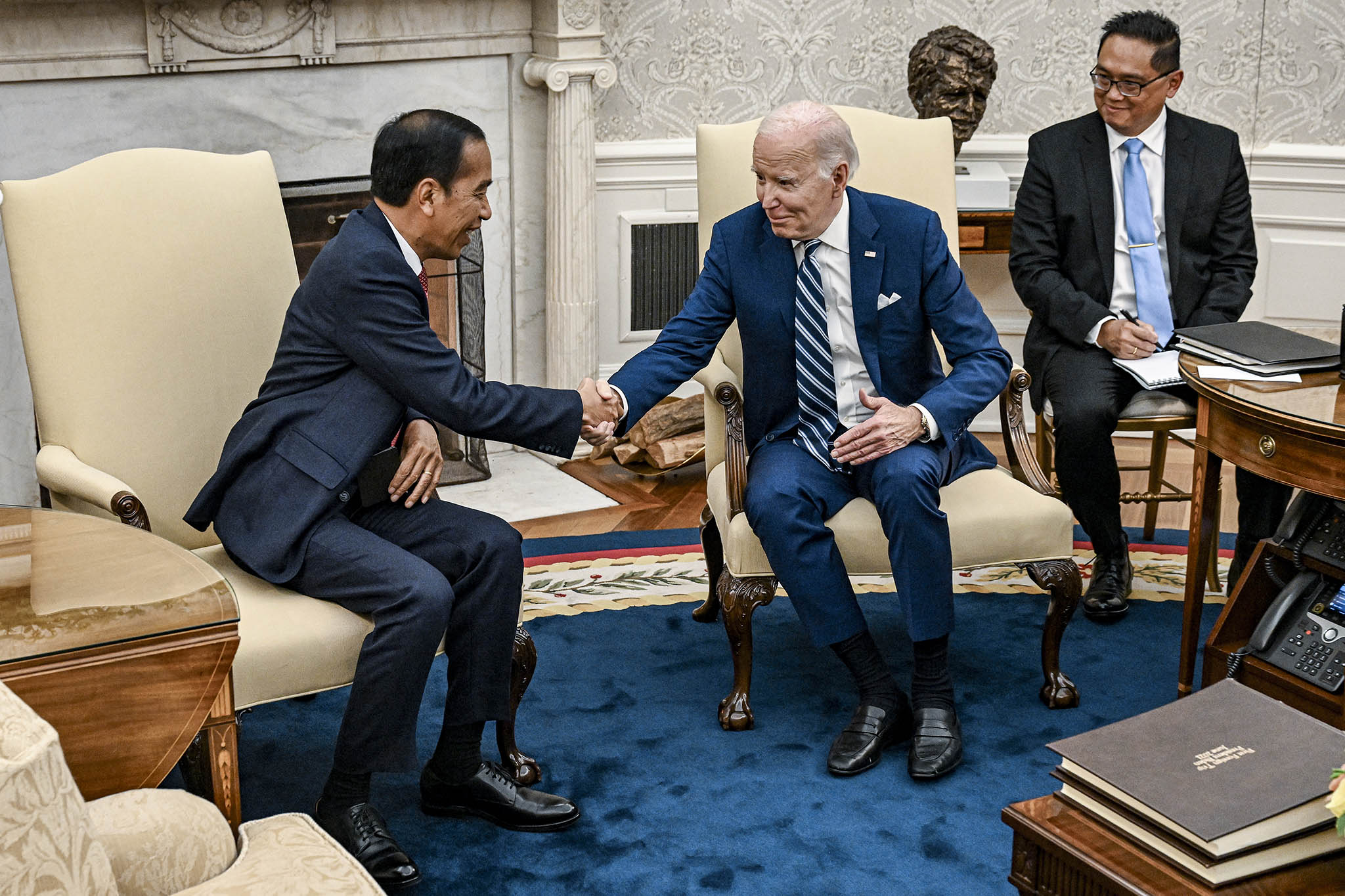 President Joe Biden meets with President Joko Widodo of Indonesia in the Oval Office of the White House in Washington. November 13, 2023. (Kenny Holston/The New York Times)