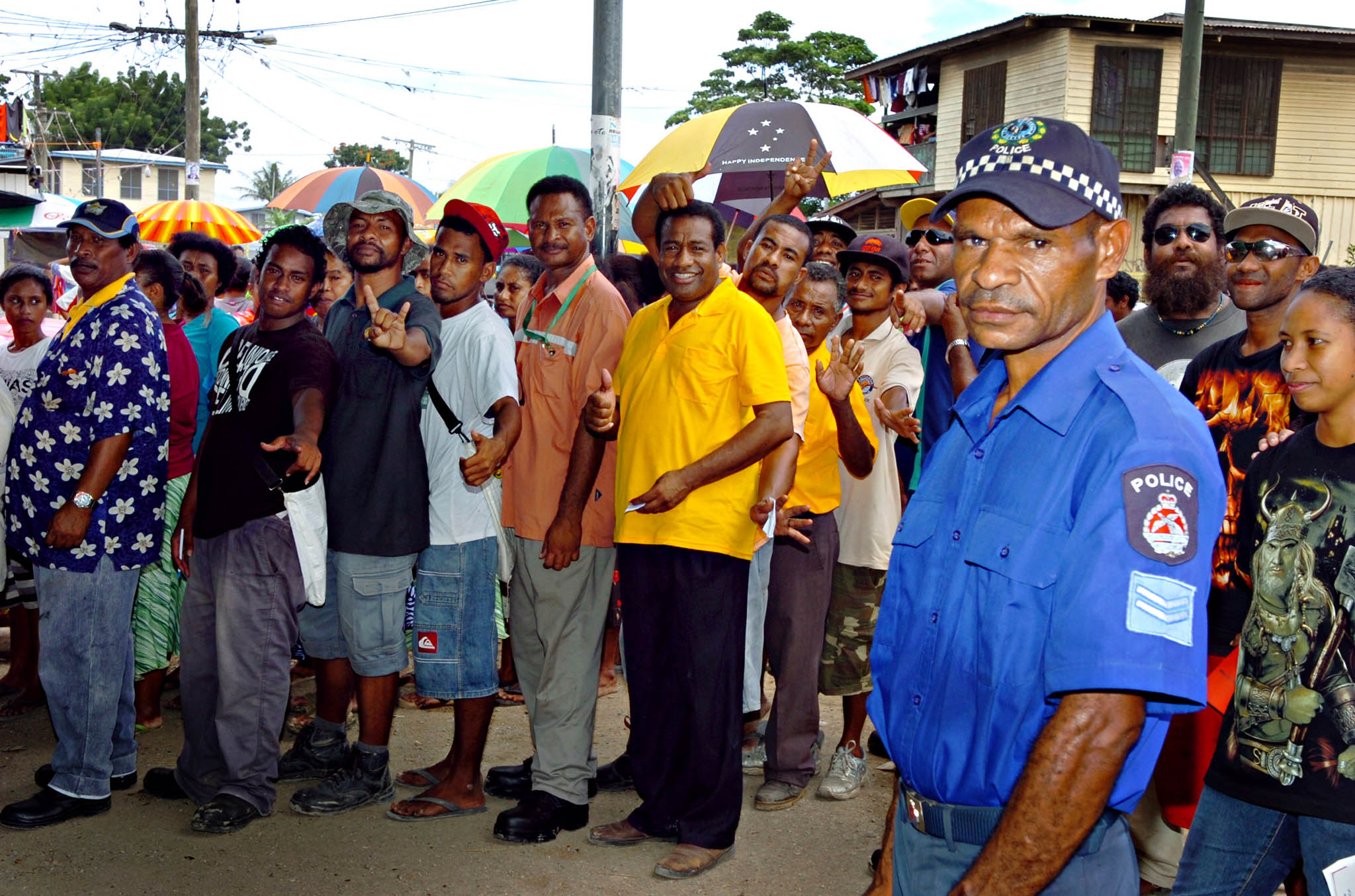 An officer monitors voting in 2012 elections in PNG, where policing is sapped by wider governance failings, notably official corruption. A better rule of law requires broad governance improvements. (CC License/Tarami Legei/Commonwealth Secretariat)