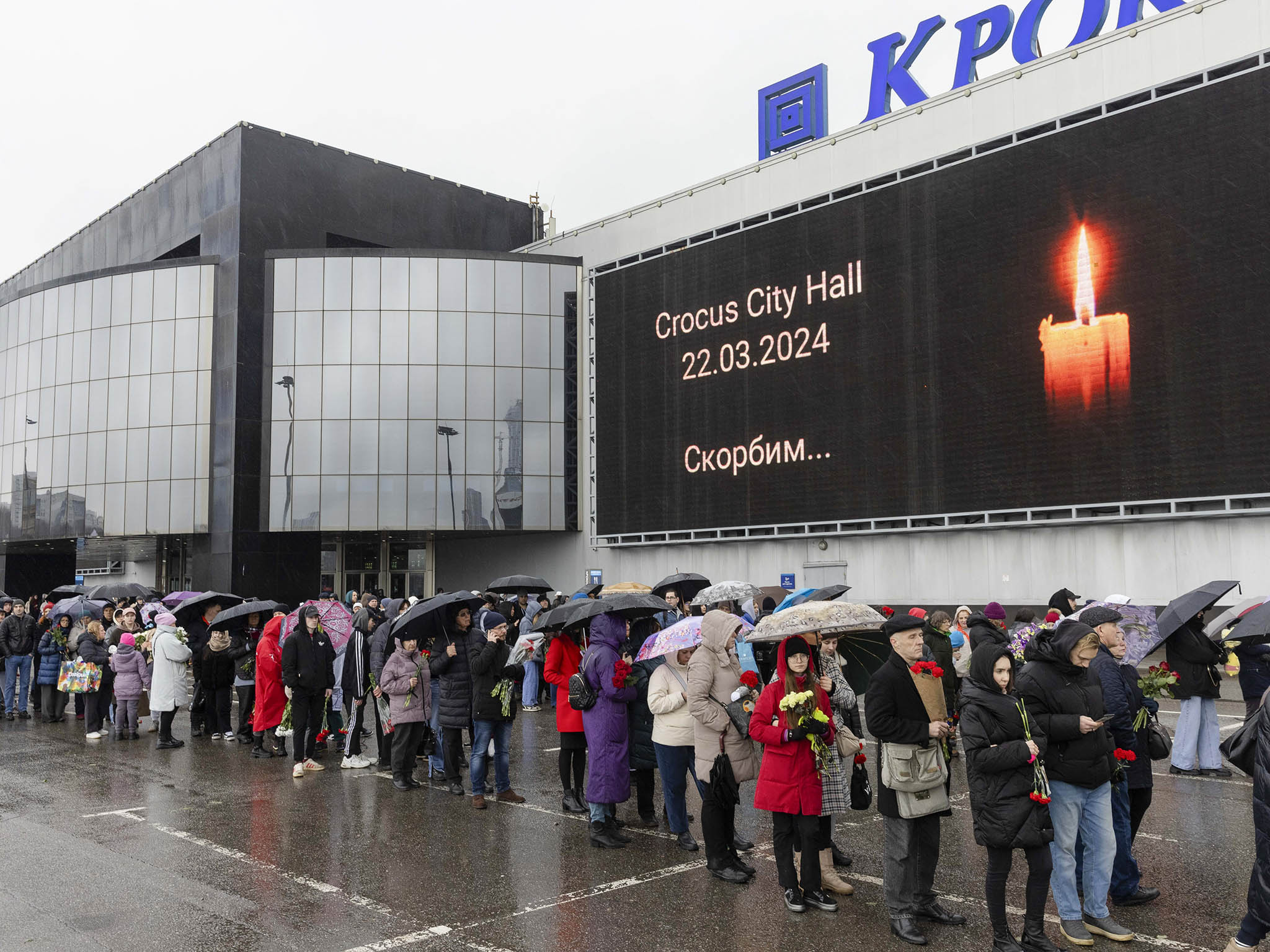 People line up to lay flowers at a makeshift memorial near Crocus City Hall, where 140 people were killed March 22 night in an attack, outside Moscow on March 24, 2024. (Nanna Heitmann/The New York Times) 