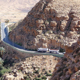 A vital highway for western Libya climbs the escarpment from Arab-populated plains to the ethnic Amazigh city of Nalut. Libyan civic leaders, supported by USIP, are working to end years of conflict between the two locales. (Anchishkyn/CC License 3.0)