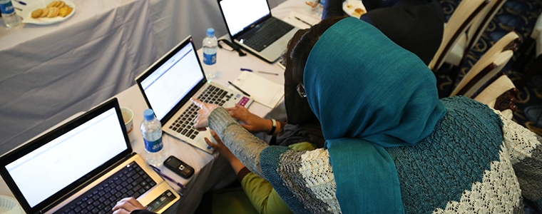 Kabul Pilot Workshop-During Practice: Female trainer is directing the trainees about making social media account on facebook. Photo Credit: Flickr/Impassion Afghanistan