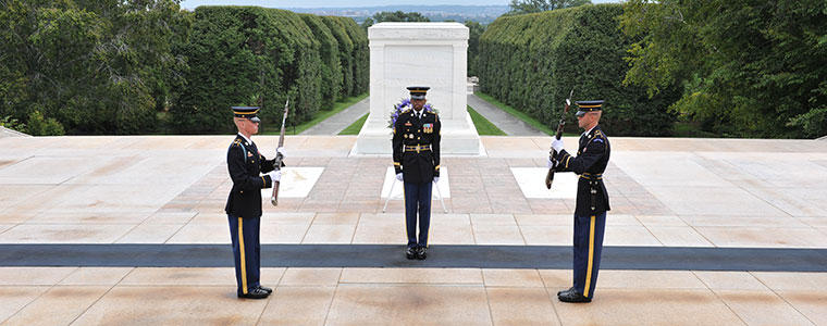 soldiers at tomb of the unknown soldier