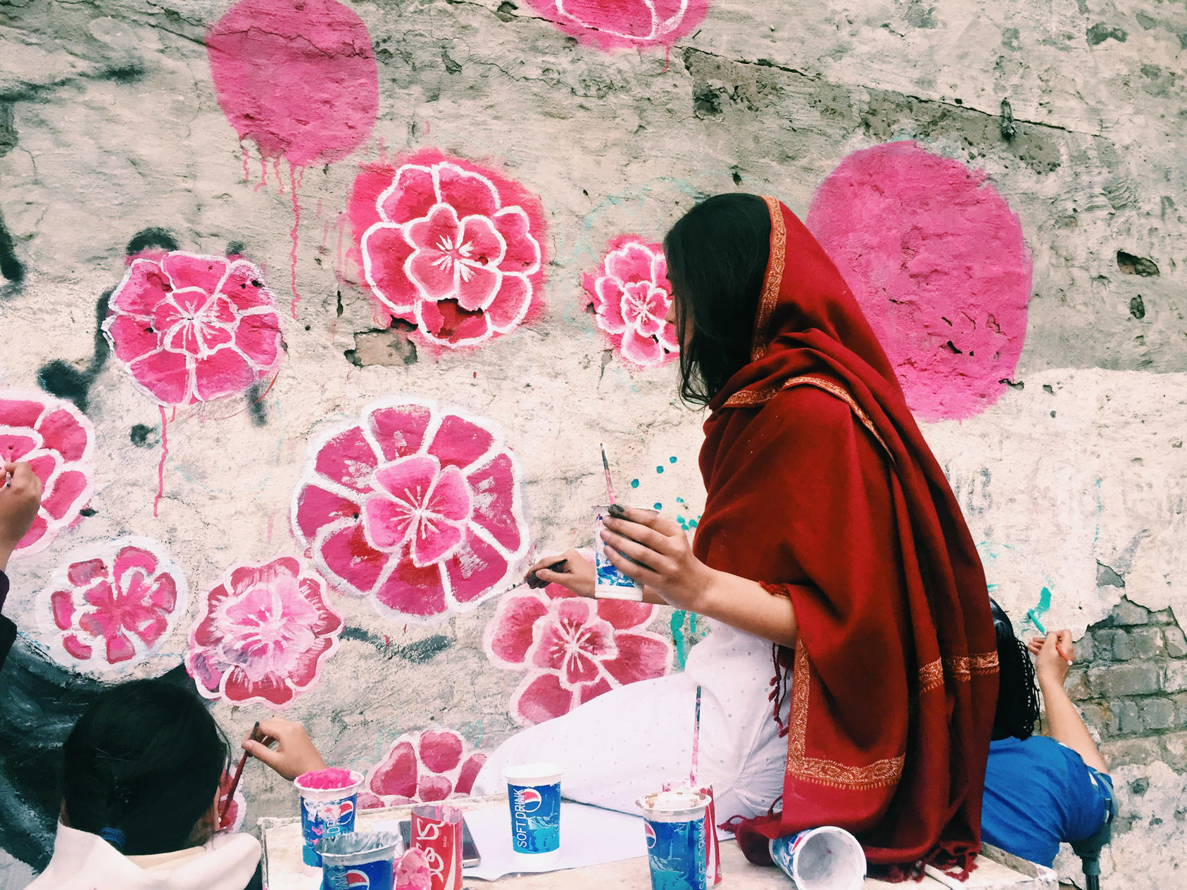 Fearless Collective founder Shilo Shiv Suleman, from India, works with local residents to paint a mural in the Pakistani city of Rawalpindi. (Fearless Collective)