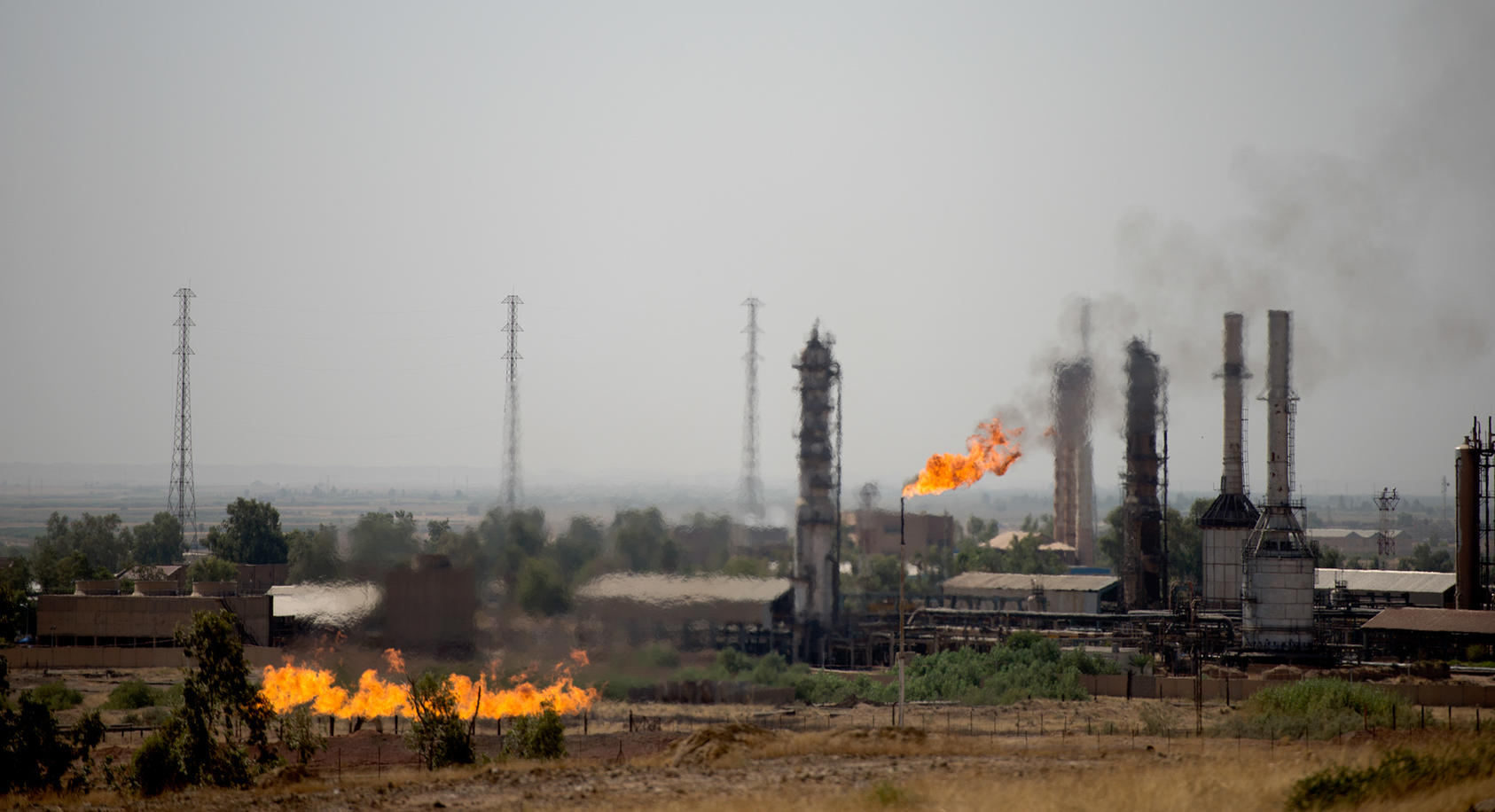 An oil field in the Kirkuk region of Iraq, which supplies much of the wealth for the autonomous region of Kurdistan, Sept. 8, 2014. In a far-reaching deal with the potential to unite Iraq in the face of a Sunni insurgency, the government of Prime Minister Haider al-Abadi agreed on Dec. 2 to a long-term pact with the Kurds over how to divide the country’s oil wealth and cooperate on fighting Islamic State extremists. (Andrea Bruce/The New York Times)