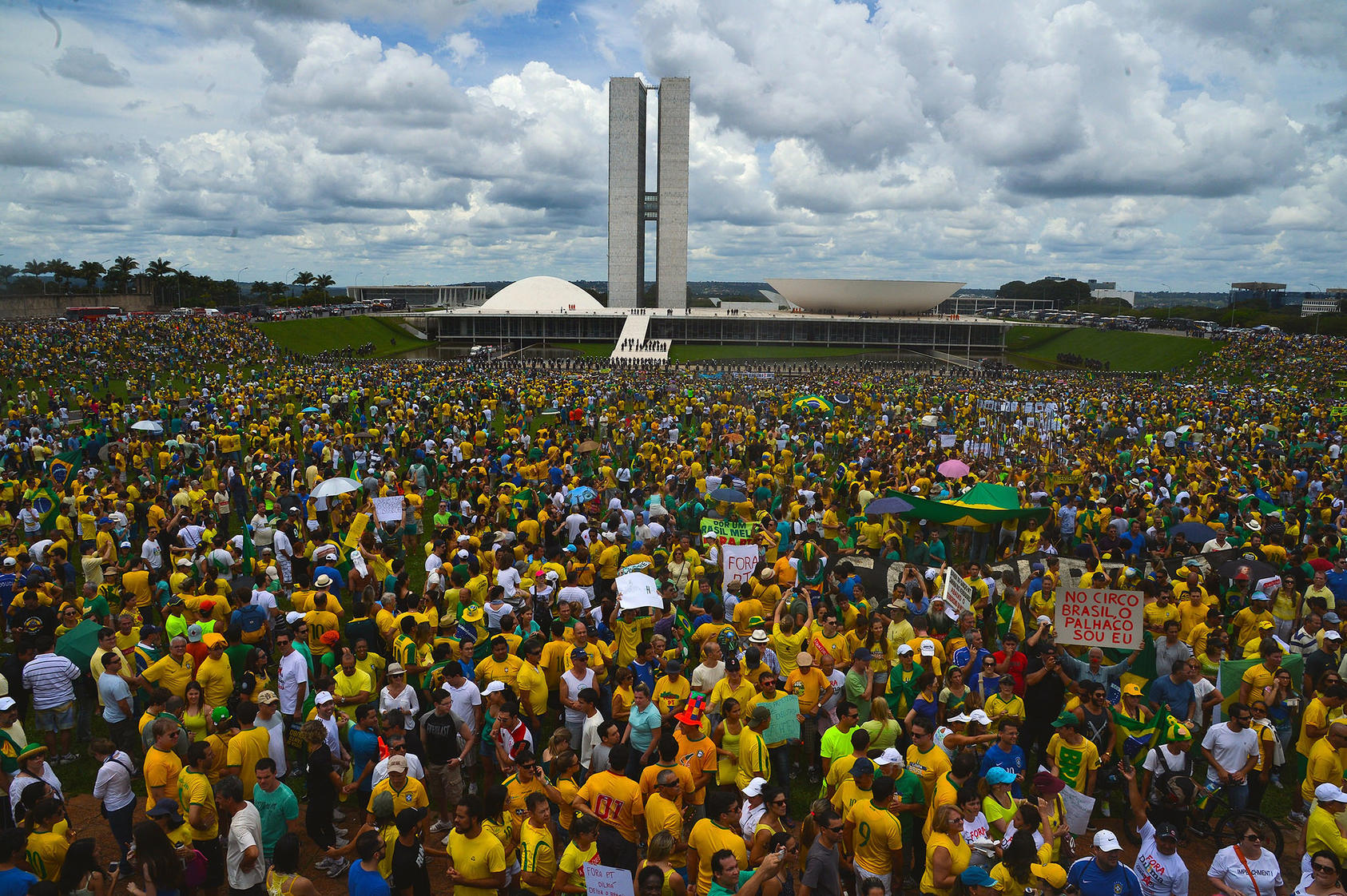 Thousands of Brazilians gather outside the National Congress Building in Brasília to protest government corruption, March 15, 2015. (José Cruz/Agência Brasil)