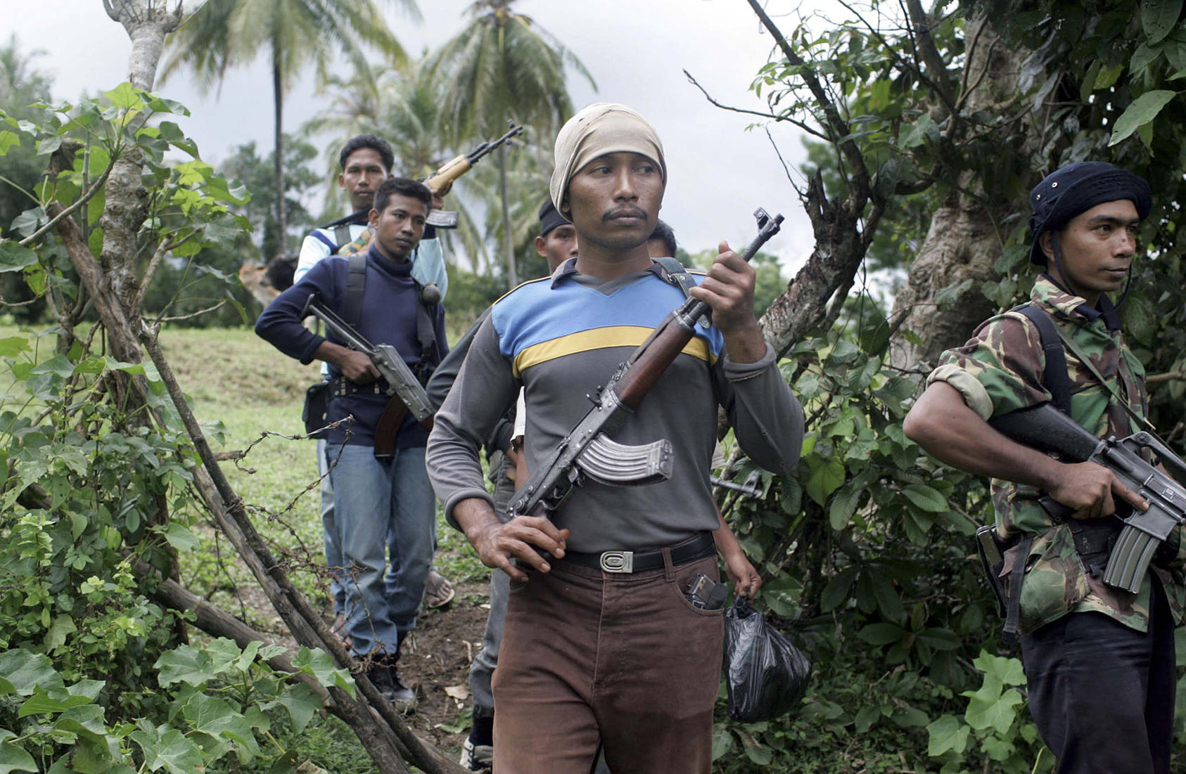 Separatist fighters in Aceh patrolled shortly before their leaders signed a 2005 peace accord with Indonesia’s government. The accord built was built on the two sides’ cooperation in response to the 2004 Indian Ocean tsunami. (Tyler Hicks/New York Times)