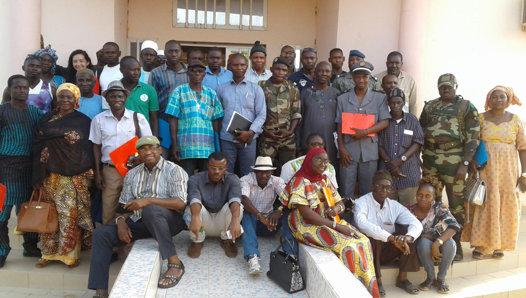 Justice and Security Dialogue participants in Casamance pose for a group photo after first session, March 5, 2020. (Pierre Ndecky/USIP)