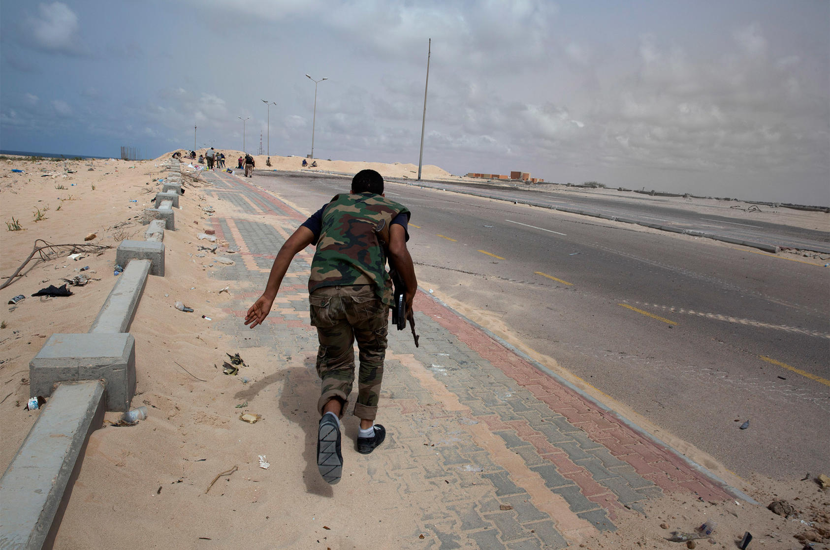 Fighters loyal to the United Nations-backed government along the Zafran front line in western Sirte, Libya, June 23, 2016. (Tyler Hicks/The New York Times)