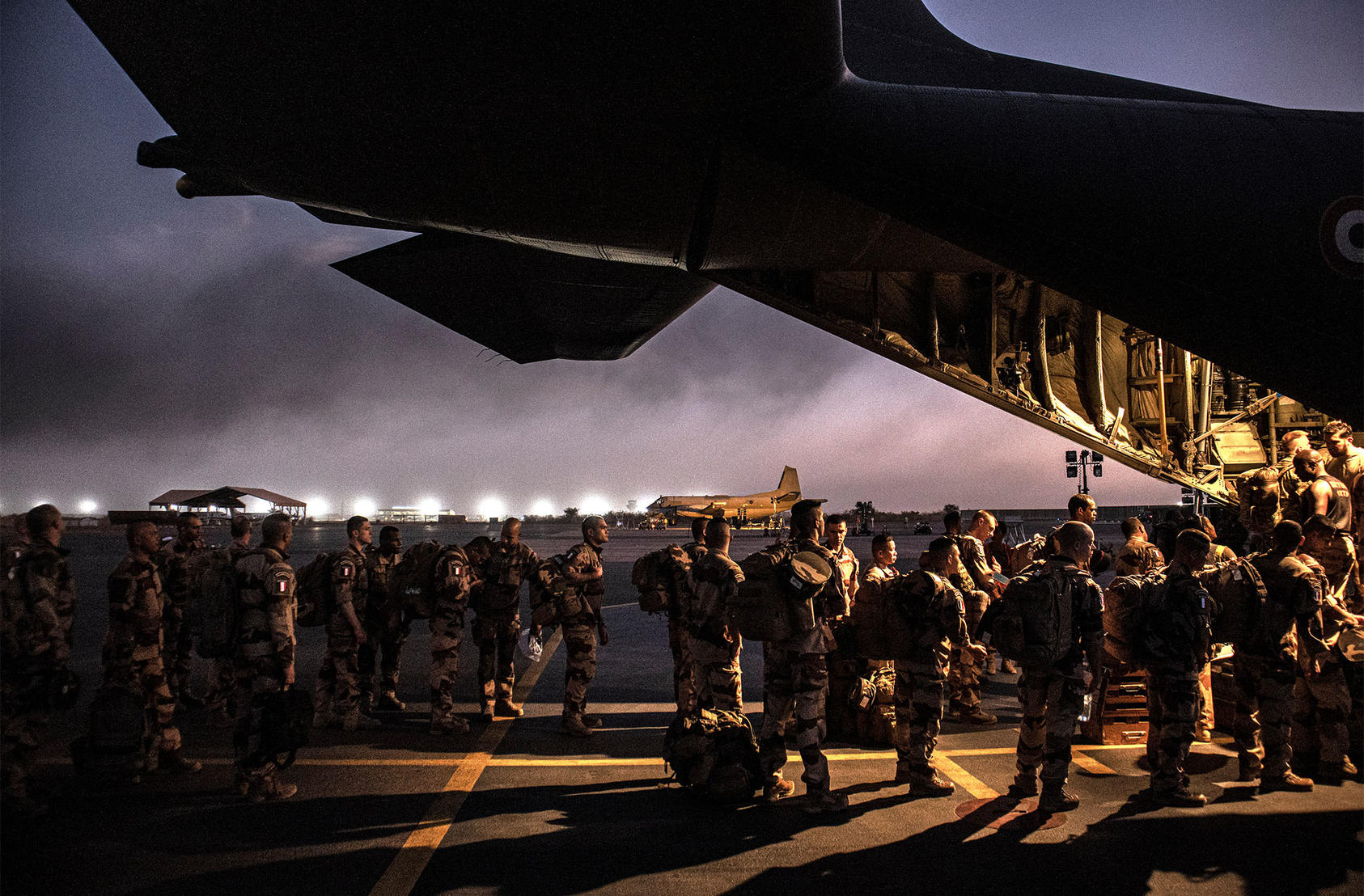 French soldiers board a C-130 transport plane in Niger’s capital Niamey to deploy to the Liptako-Gourma zone in northeastern Mali in February 2020. (Finbarr O'Reilly/The New York Times)