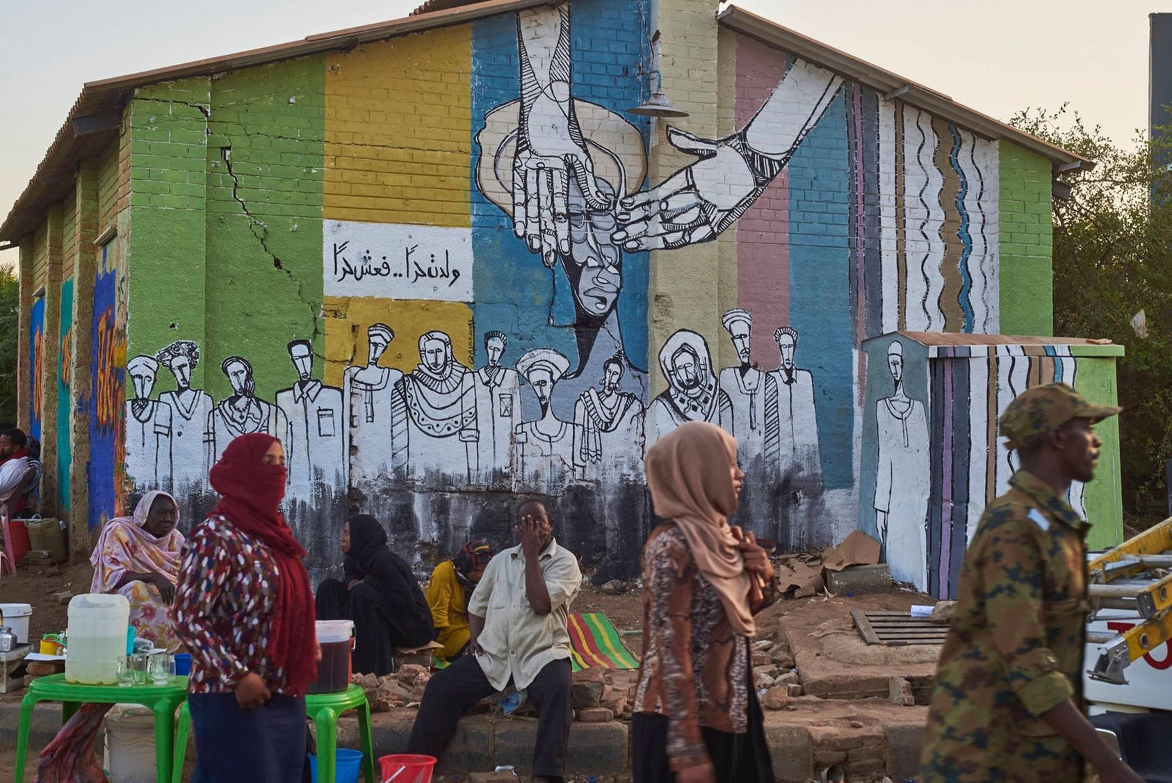 A mural by Galal Yousif near the sit-in site reads “you were born free, so live free.” (Sari Ahmed Awad)