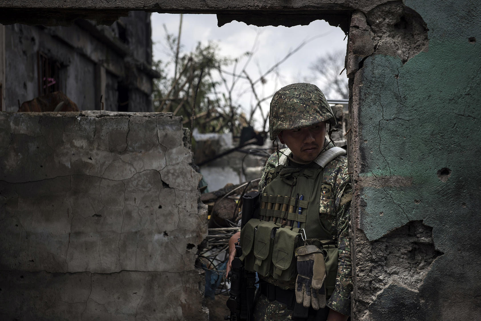A Philippine soldier guards a recently seized house in Marawi in the Southern Philippines. August 30, 2017. (Jes Aznar/The New York Times)