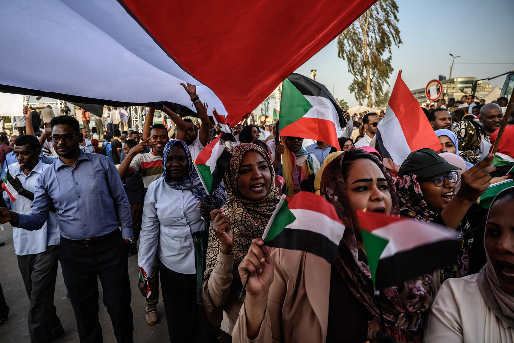 Sudanese demonstrators march during antigovernment protests in Khartoum. April 22, 2019. (Bryan Denton/The New York Times)