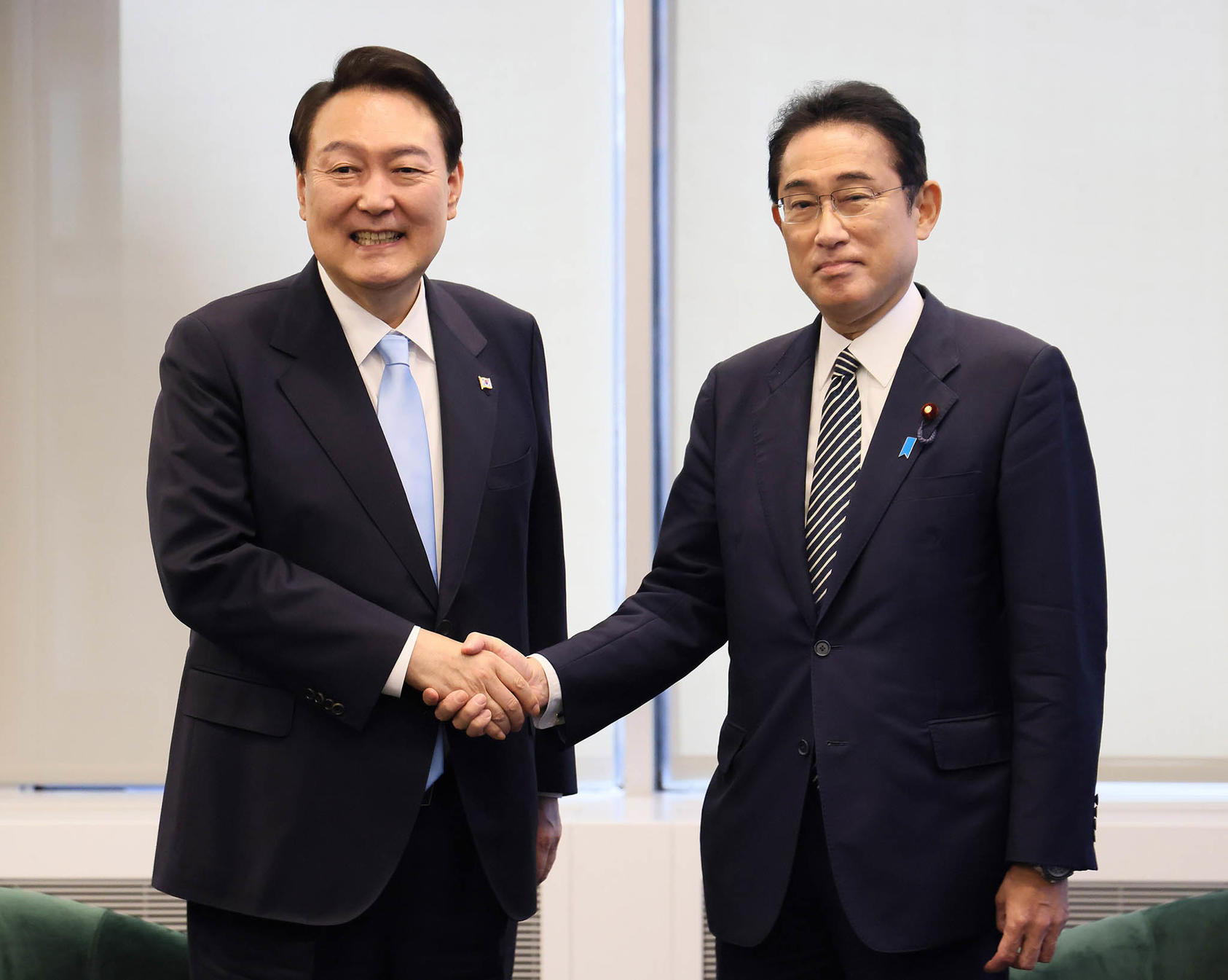 Japanese Prime Minister Fumio Kishida shaking hands with South Korean President Yoon Seong-Yeol in New York City. September 21, 2020. (Office of the Prime Minister of Japan)