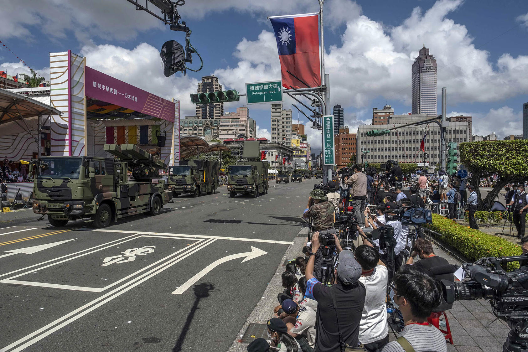 A military parade in Taipei for Taiwan’s national day celebration on Oct. 10, 2021. Amid a lack of crisis communication mechanisms, there are fears that U.S.-China tensions over Taiwan could erupt into conflict. (Lam Yik Fei/The New York Times)