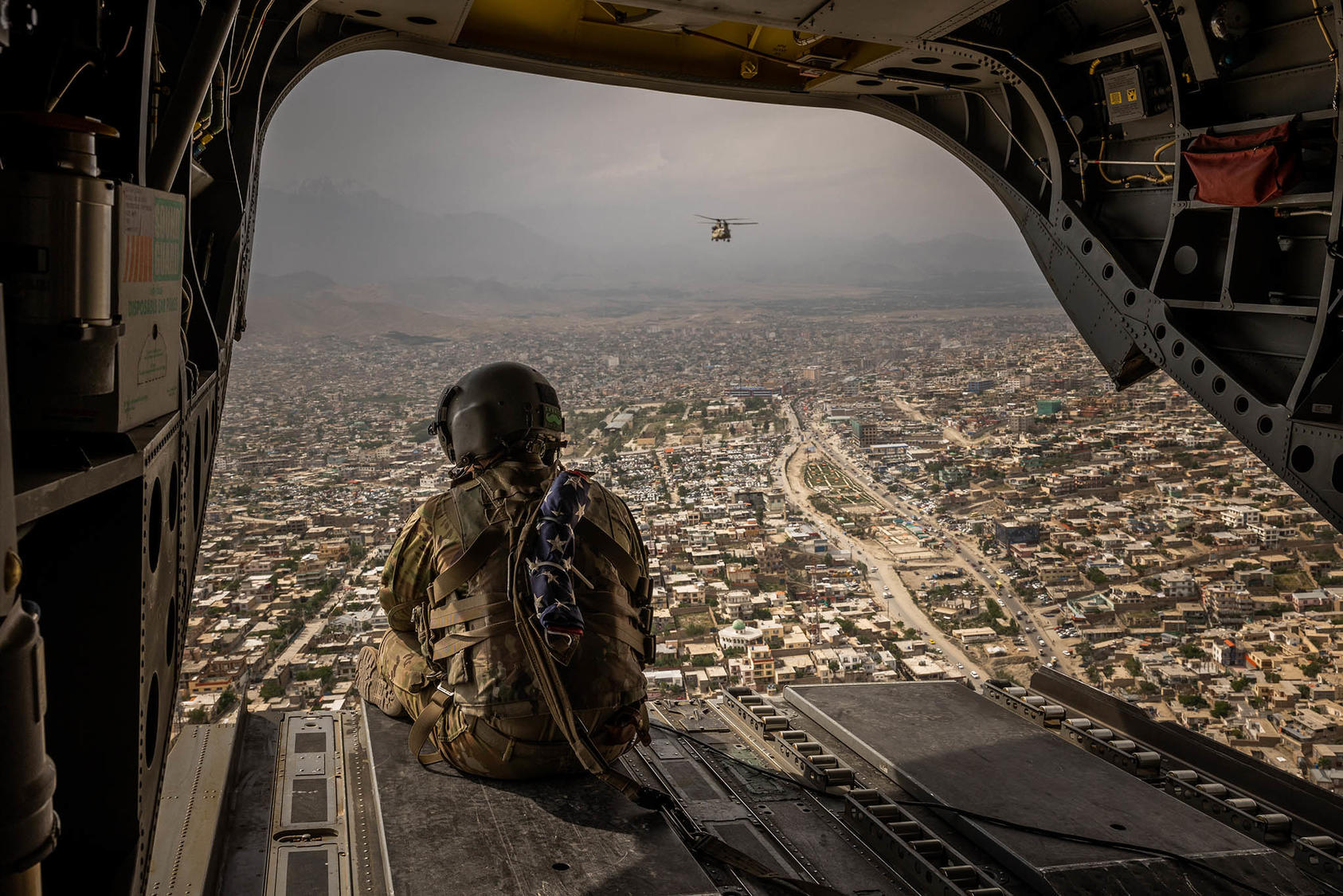 A U.S. Army Chinook helicopter flies over Kabul, Afghanistan, May 2, 2021. (Jim Huylebroek/The New York Times)