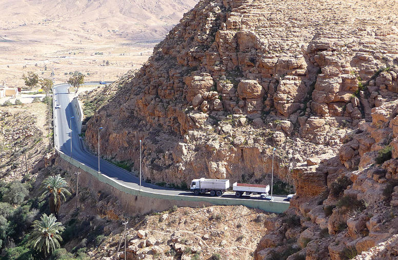 A vital highway for western Libya climbs the escarpment from Arab-populated plains to the ethnic Amazigh city of Nalut. Libyan civic leaders, supported by USIP, are working to end years of conflict between the two locales. (Anchishkyn/CC License 3.0)