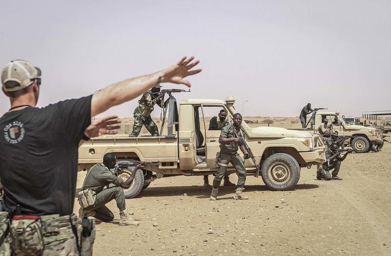An American Special Forces sergeant and Nigerien forces on April 14, 2019, in Agadez, Niger, during a joint training exercise with several African countries’ militaries. (Tara Todras-Whitehill/The New York Times)