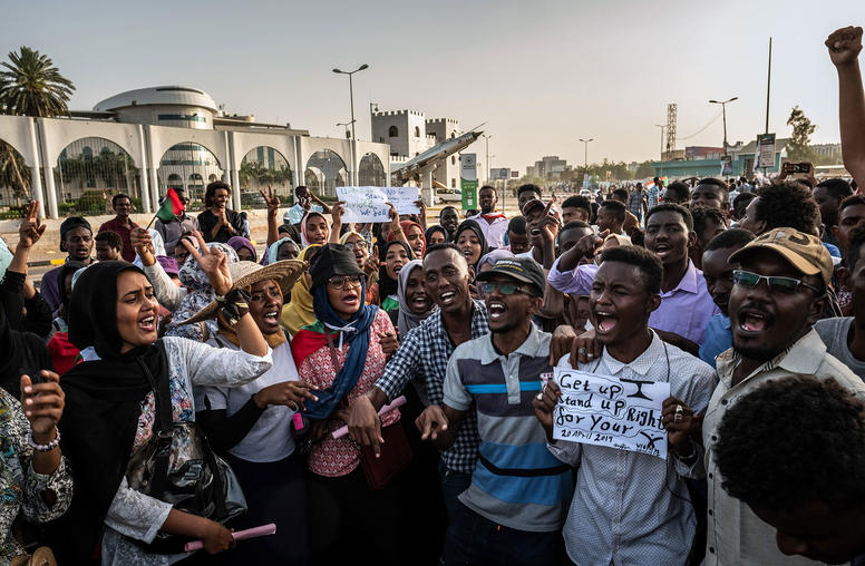Protesters in front of Sudan’s military headquarters in Khartoum. April 20, 2019. (Bryan Denton/The New York Times)