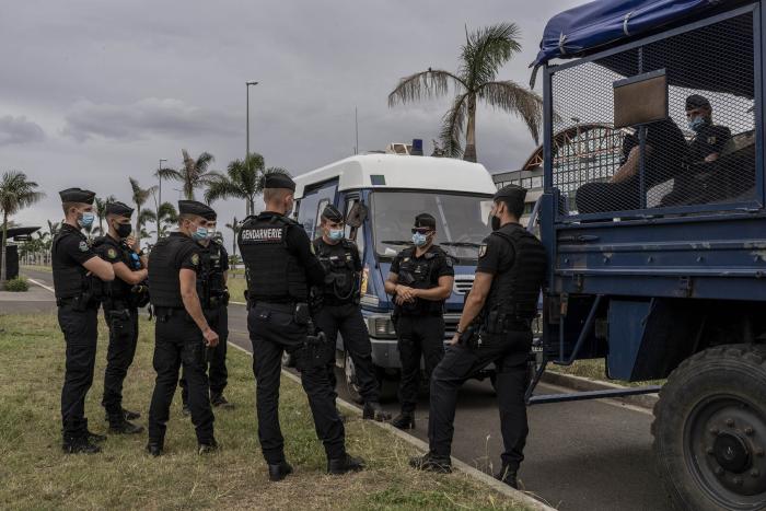 Police on the day of a referendum for independence of New Caledonia in the teritory’s capital of Nouméa. December 12, 2021. (Adam Dean/The New York Times)