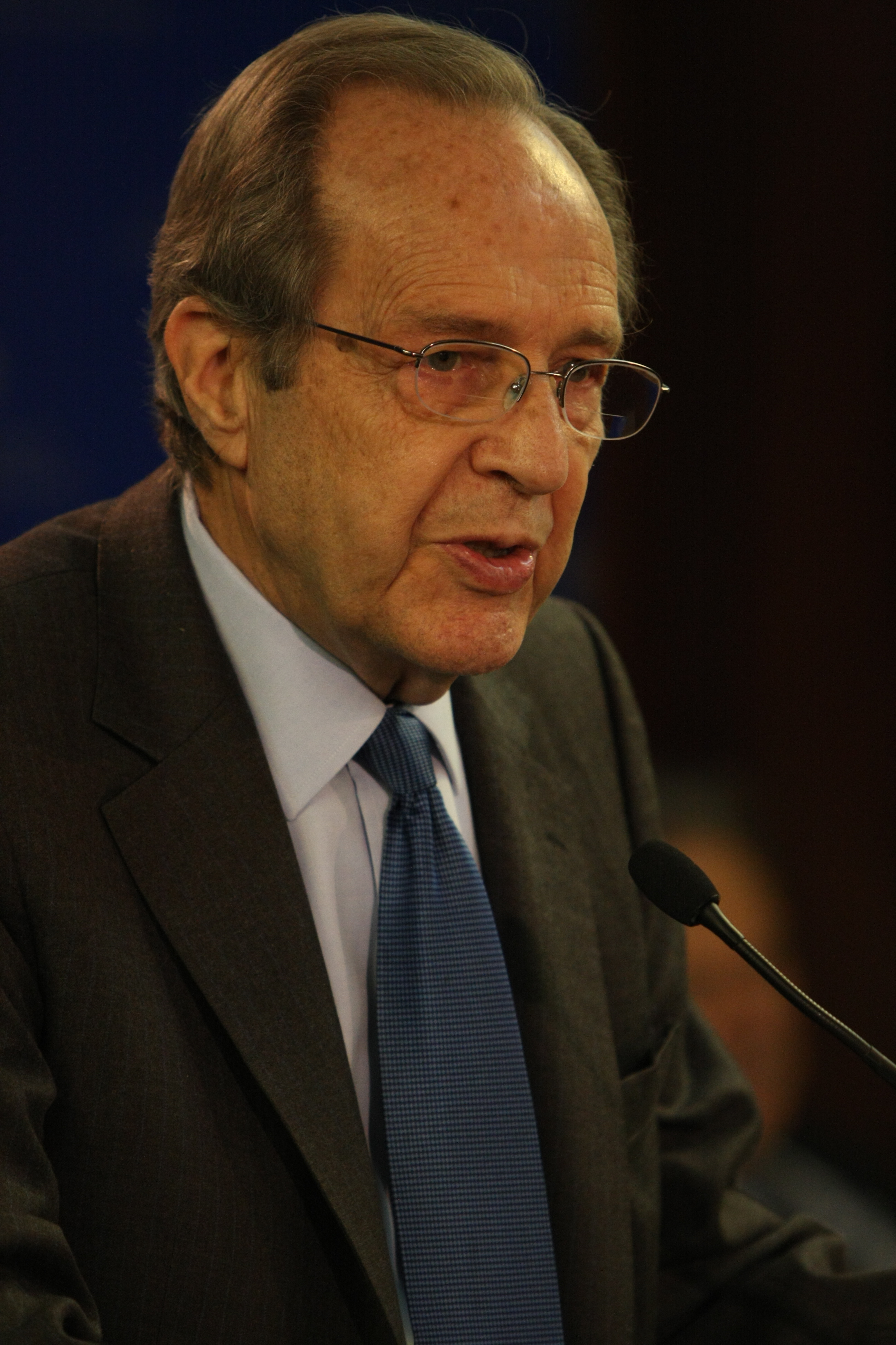 Dr. Perry answers a question at a press conference hosted by USIP on May 6, 2009.  (Credit: USIP Photo/Keith Mellnick)