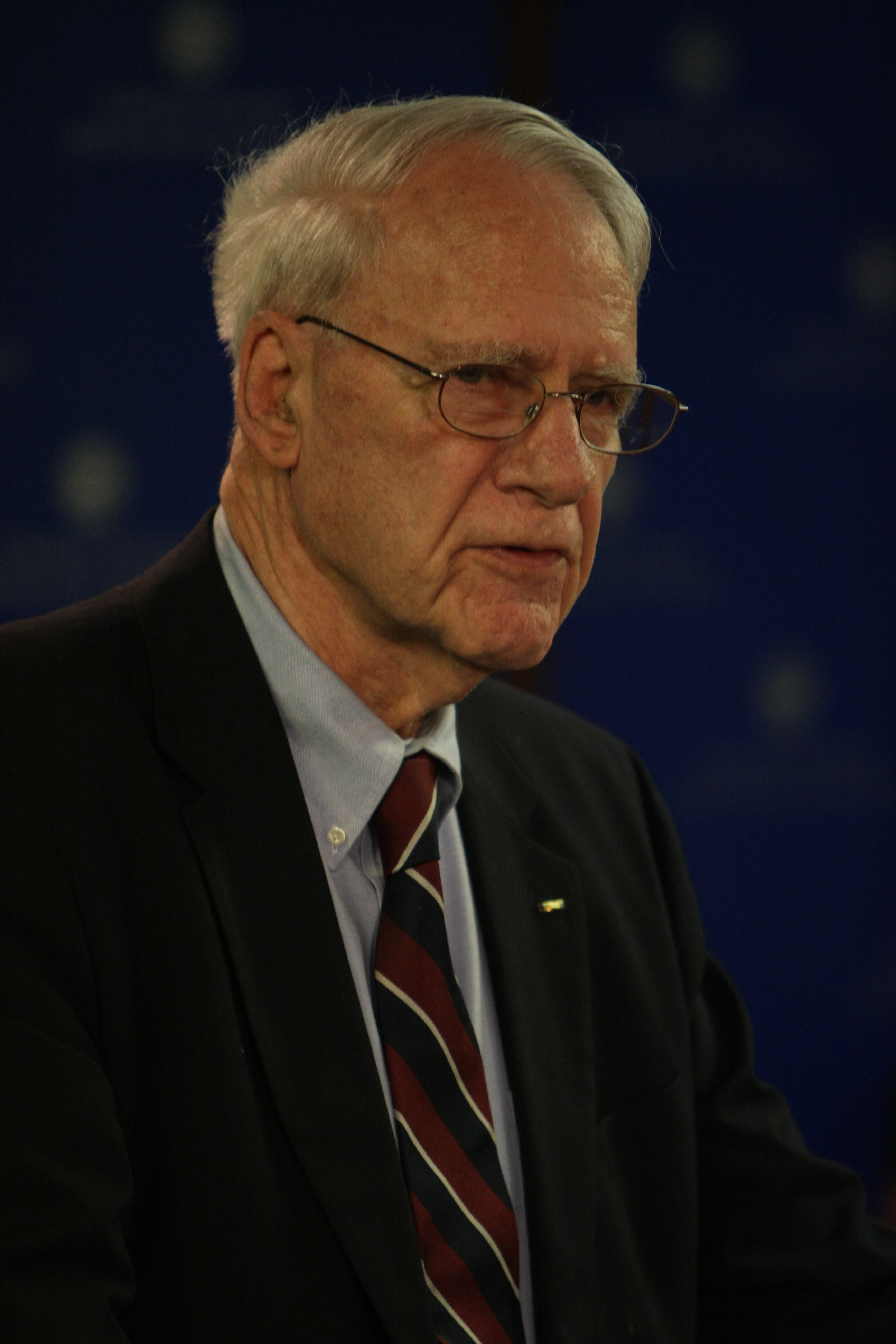 Dr. Schlesinger delivers his opening statement at a press conference hosted by USIP on May 6, 2009.  (Credit: USIP Photo/Keith Mellnick)