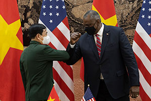 Lloyd Austin and Vietnamese Defense Minister Phan Van Giang