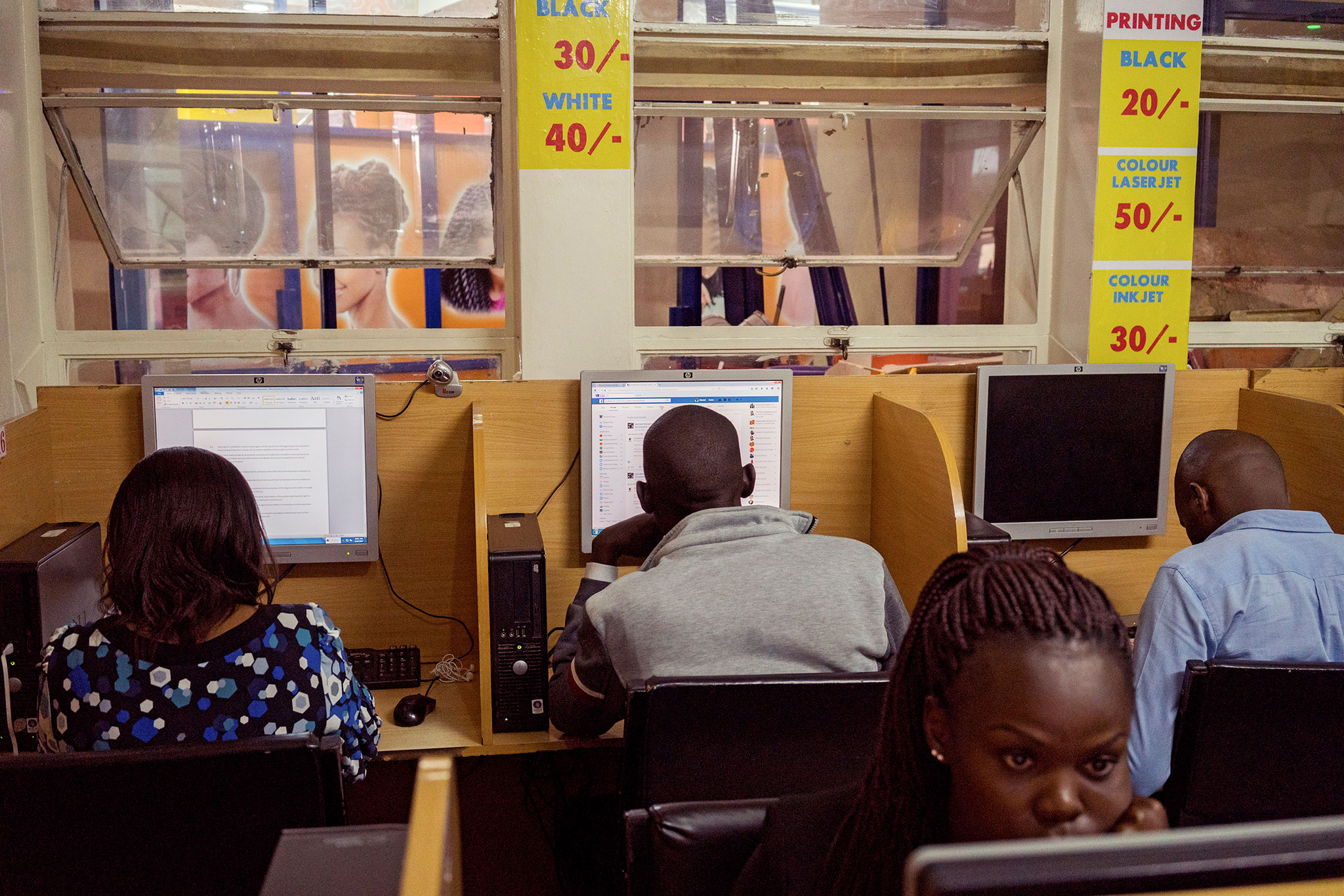 Kenyans work at an internet café in Nairobi in 2017. African nations and institutions are pursuing an investment and development plan that aims to massively expand internet and tech resources across the continent. (Adriane Ohanesian/The New York Times)