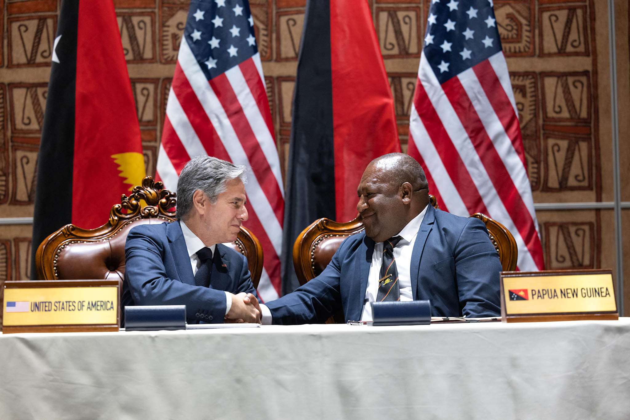 Secretary Blinken signs a Defense Cooperation Agreemant with PNG Defense Minister Win Daki and Prime Minister James Marape, Papua New Guinea, May 22, 2023. (Chuck Kennedy/State Department)