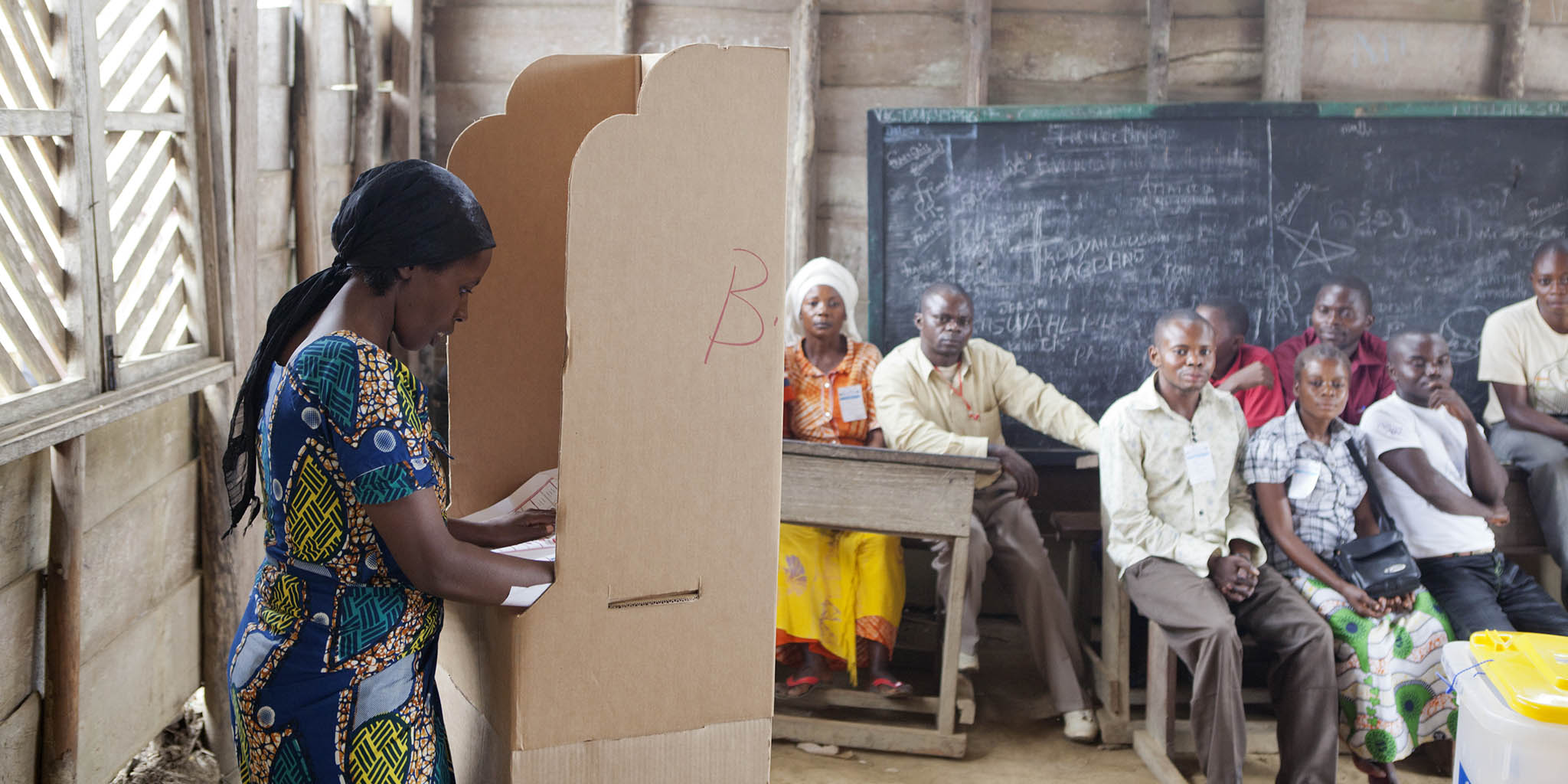 A woman casts her ballot during presidential and legislative elections in Walikale, Democratic Republic of the Congo. November 28, 2011. (Sylvain Liechti/ MONUSCO)