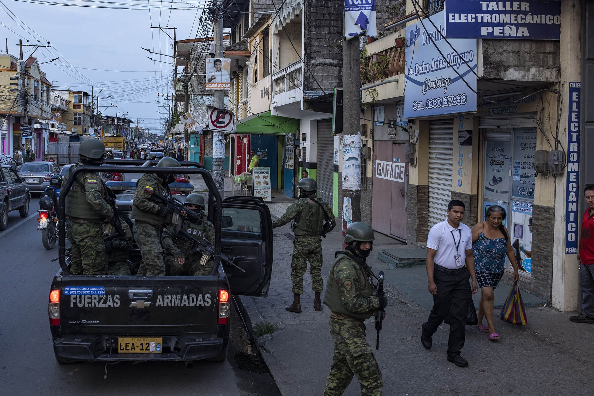 Soldados patrullando Durán, un suburbio de Guayaquil, Ecuador, área dominada por grupos vinculados al tráfico de drogas, el 31 de mayo de 2023. (Victor Moriyama/The New York Times)