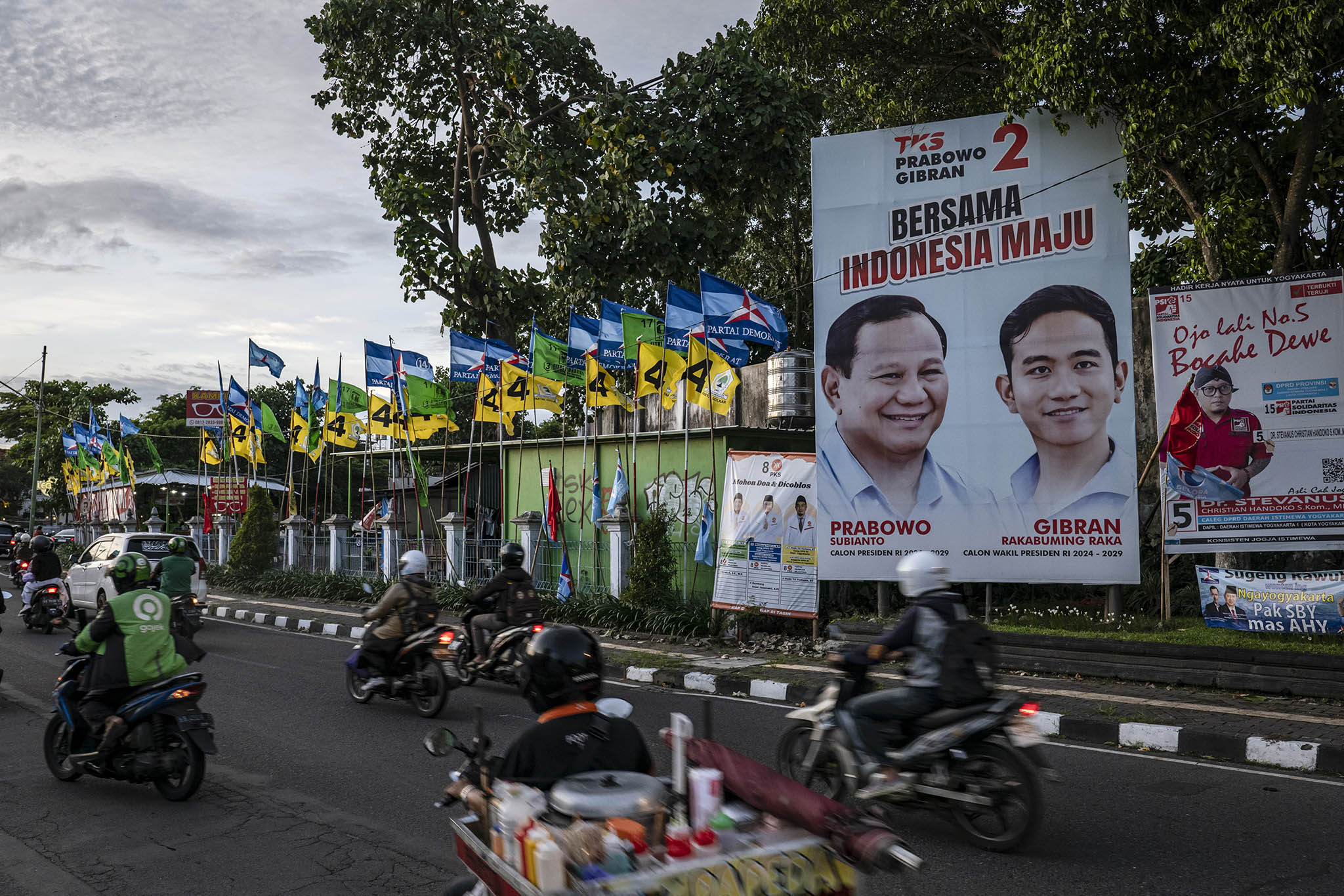 A campaign poster features Prabowo Subianto (left) and his running mate, Gibran Rakabuming Raka, the son of the current Indonesian president, Joko Widodo, in Yogyakarta, Indonesia, on Jan. 23, 2024. (Ulet Ifansasti/The New York Times)