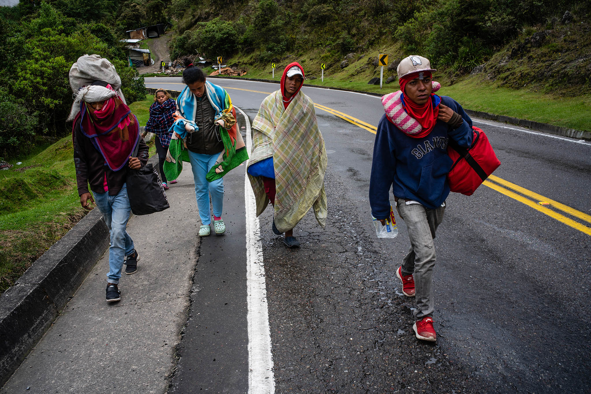 Migrantes venezolanos caminando de Cúcuta a Bucaramanga, Colombia, el 11 de septiembre de 2018. Las crisis económicas y sociales en Venezuela han llevado a muchos a huir a Chile y otros países de la región. (Federico Rios/The New York Times)