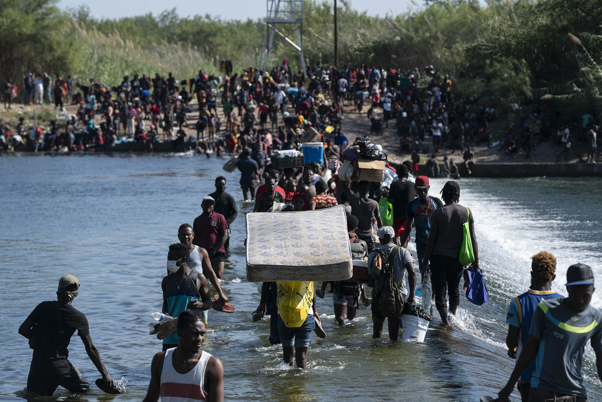 Migran, anpil moun ki soti Ayiti, travèse Rio Grande soti nan Ciudad Acuna, Meksik, nan Del Rio, Texas. 17 septanm 2021. (Veronica G. Cardenas/The New York Times)