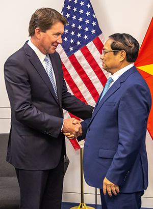 Sen. Bill Hagerty and Vietnamese Prime Minister Phạm Minh Chính