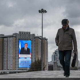 President Vladimir Putin's annual address is broadcast on the outskirts of Moscow. April 21, 2021. (Sergey Ponomarev/The New York Times)
