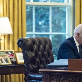 President Biden talks with Ukraine’s President Zelenskyy in December. The United States and European Union can help draw Russia into talks with Ukraine by offering it parallel talks on their own relationships with Russia. (Doug Mills/The New York Times)