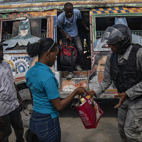 Bus passengers go through a police checkpoint in Port-au-Prince, Haiti, near the entrance of an area in Haiti’s capital controlled by the 400 Mawozo gang. October 20, 2021. (Adriana Zehbrauskas/The New York Times)