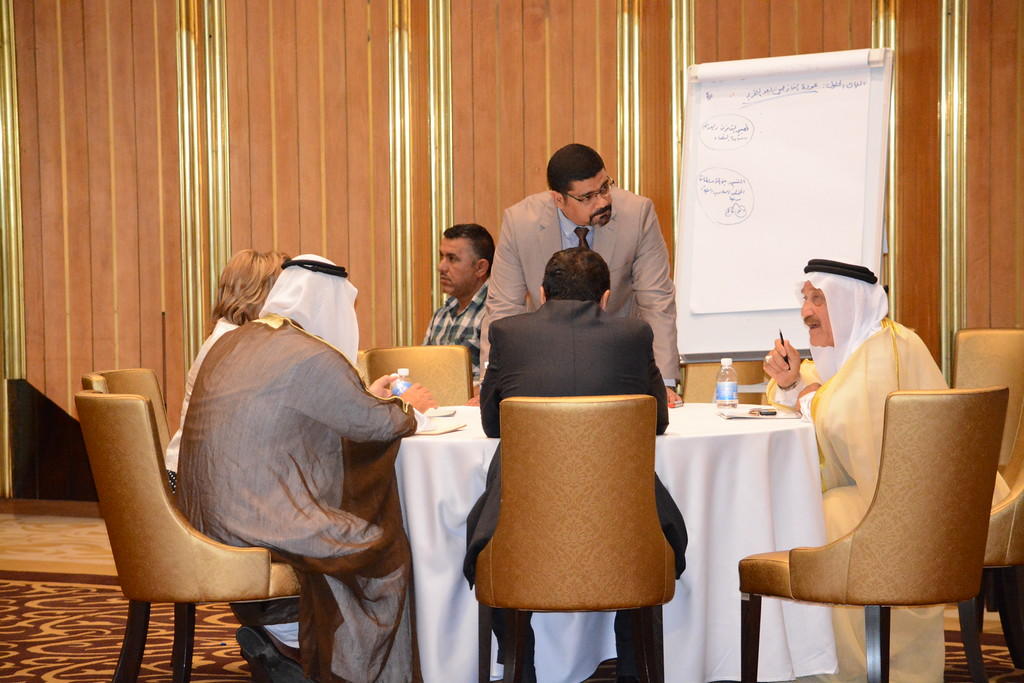يقوم الميسرون بتطوير استراتيجيات السلام.