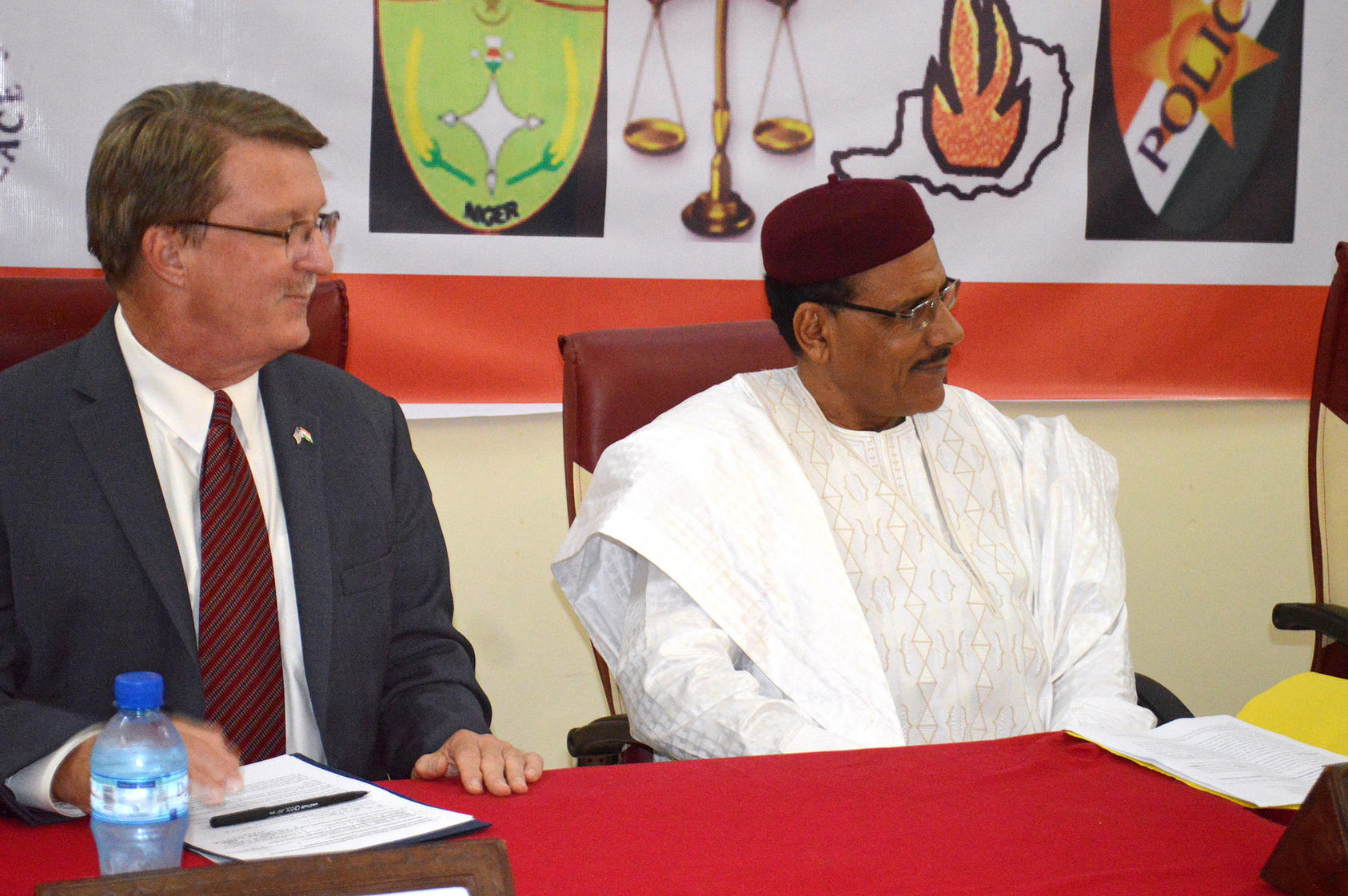 L’ambassadeur des Etats-Unis, Eric Whitaker, et le ministre de l’intérieur du Niger, Mohamed Bazoum, ont présenté à l’évènement organisé conjointement avec l’USIP en aout 2018, pour élaborer une stratégie de sécurité collaborative pour le Niger.