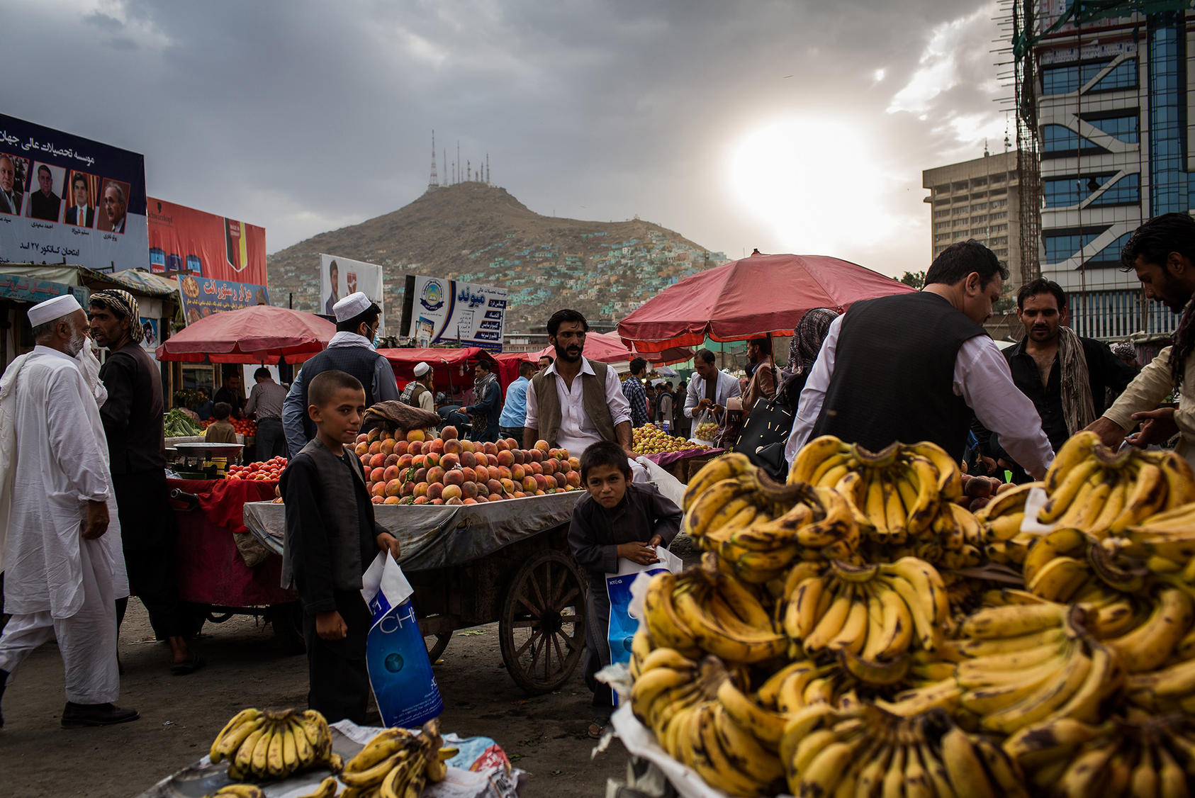 Customers shop for fruits at the retail market in Kabul, Aug. 8, 2017. (Jim Huylebroek/The New York Times)