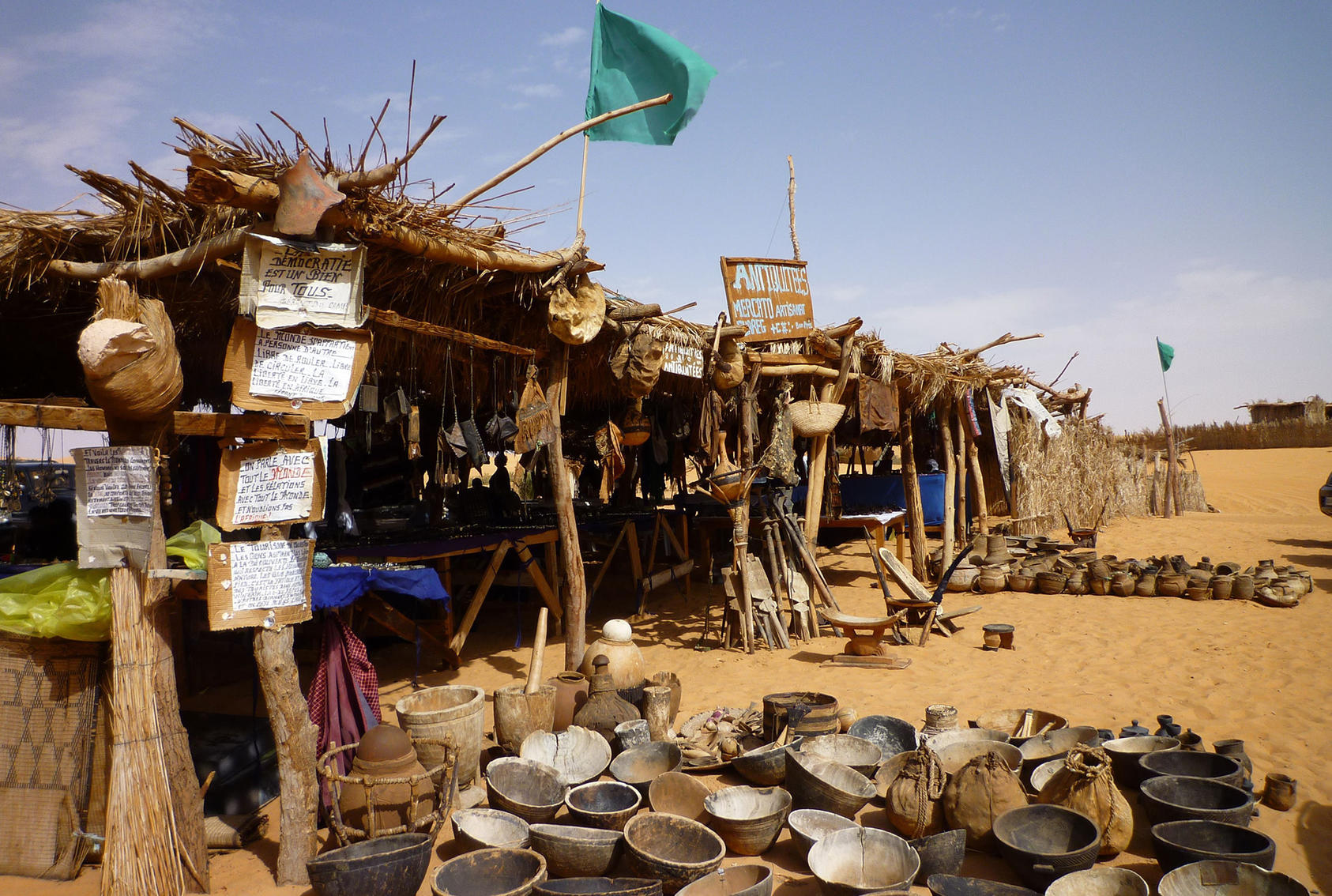 Fezzan before its current turmoil: In 2010, a tourist stop near Sebha flies the flag of Libya’s Muammar Qaddafi regime. Warfare has wrecked tourism and other legal sectors of the economy. (Franzfoto, CC License 3.0)
