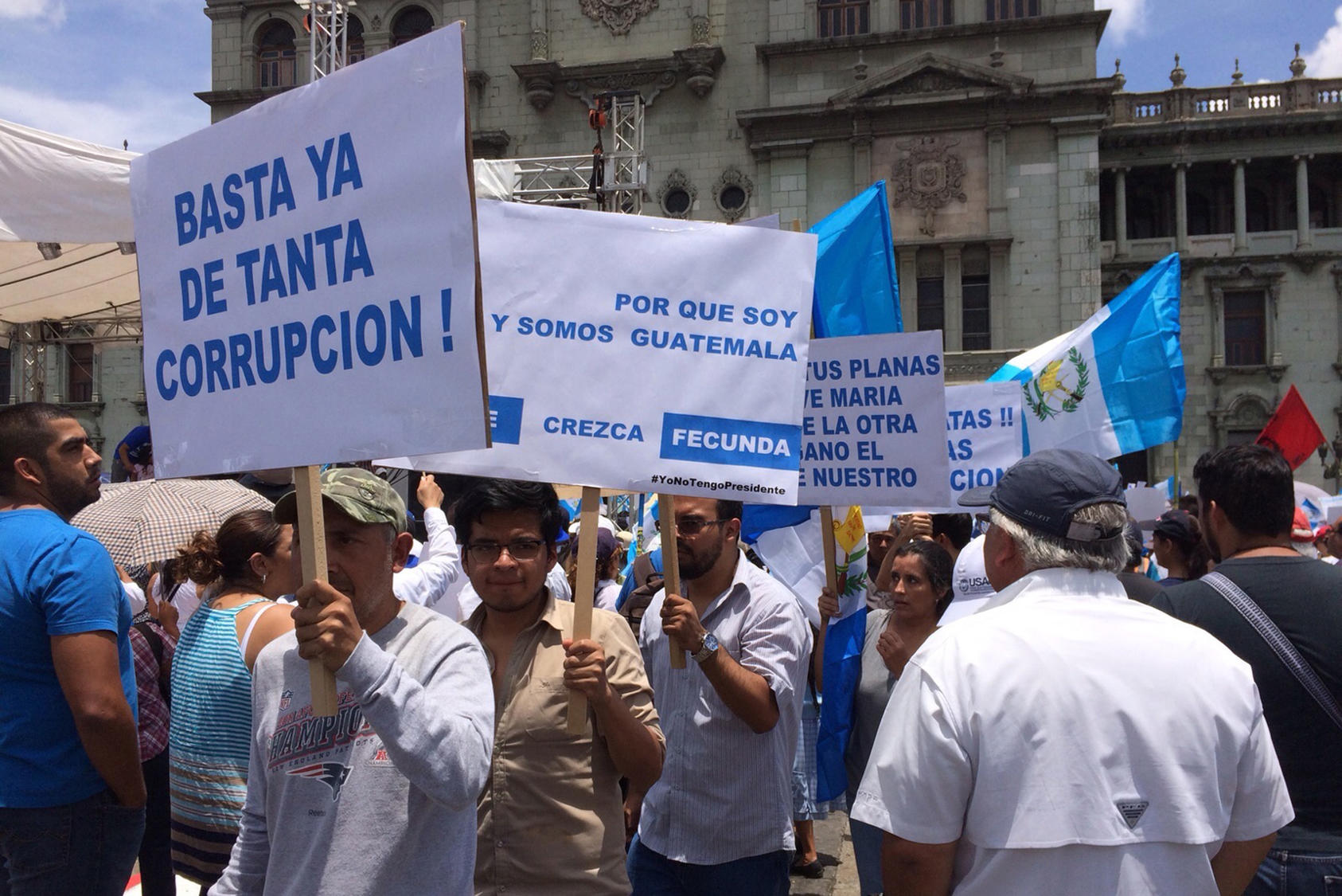 Protesters participating in a national strike against corruption in Guatemala. August 27, 2015. (Nerdoguate/Wikimedia Commons)