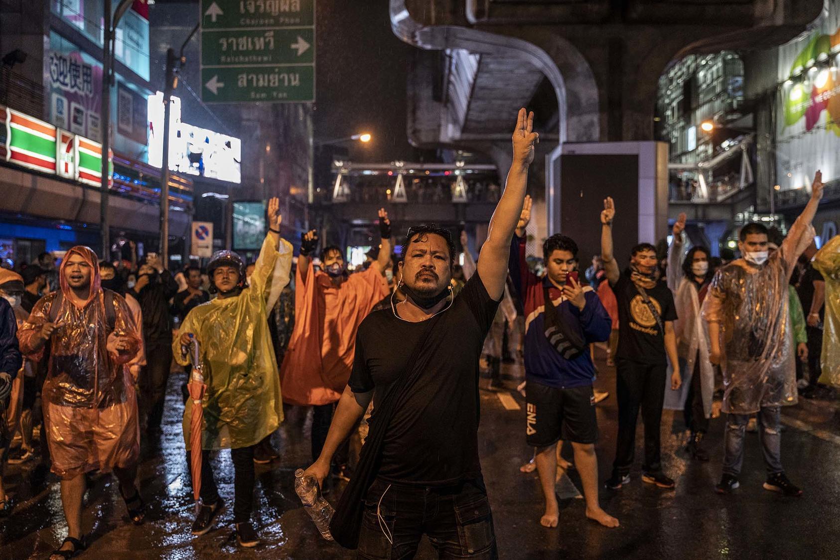 Protesters in Bangkok raise a three-finger salute, an anti-authoritarian gesture drawn from the popular “Hunger Games” franchise, Oct. 16, 2020. (Adam Dean/The New York Times)