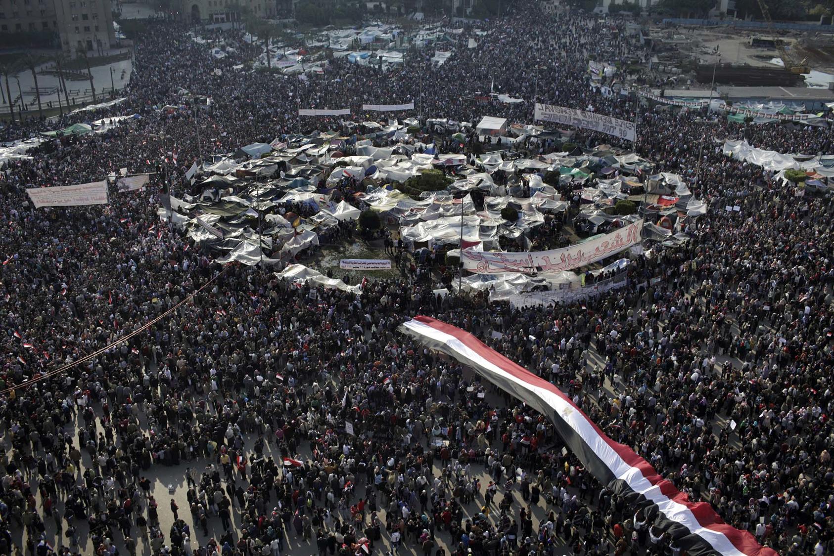 Thousands of Egyptian anti-government protesters gather in Tahrir Square to demonstrate against the regime of longtime dictator Hosni Mubarak in Cairo. Feb. 8, 2011. (Ed Ou/The New York Times)