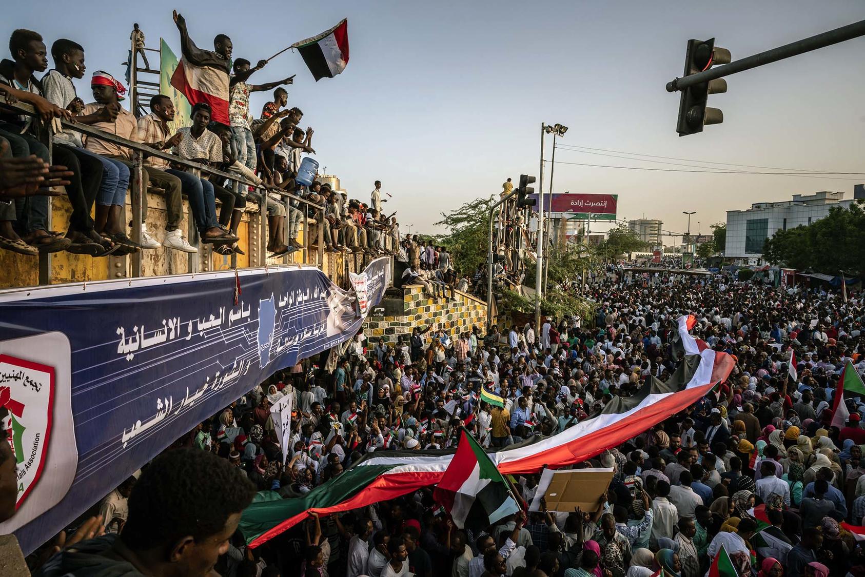 An anti-government protest rally outside military headquarters in Khartoum, Sudan, on April 22, 2019. (Bryan Denton/The New York Times)