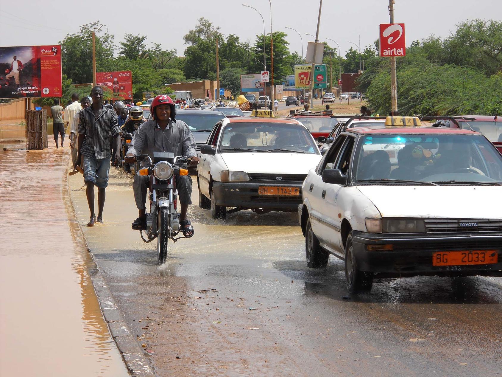 Nigeriens navigate a flooded road in their country’s capital city, Niamey, Nov. 30, 2013. (CC License 4.0/ Nomax12)